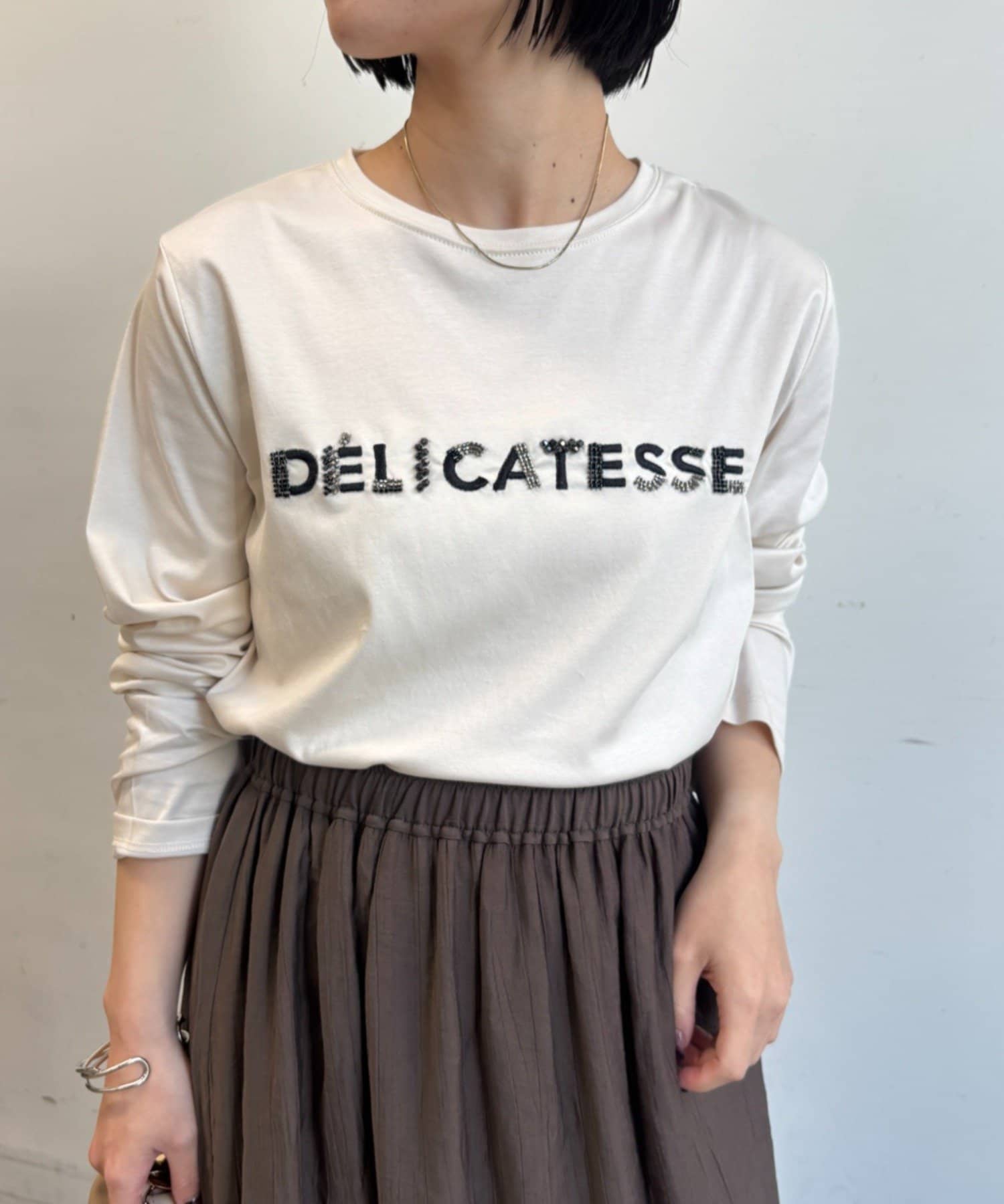 Jena　espace merveilleux(ジェナ　エスパスメルヴェイユ) ビーズ刺繍ロンT
