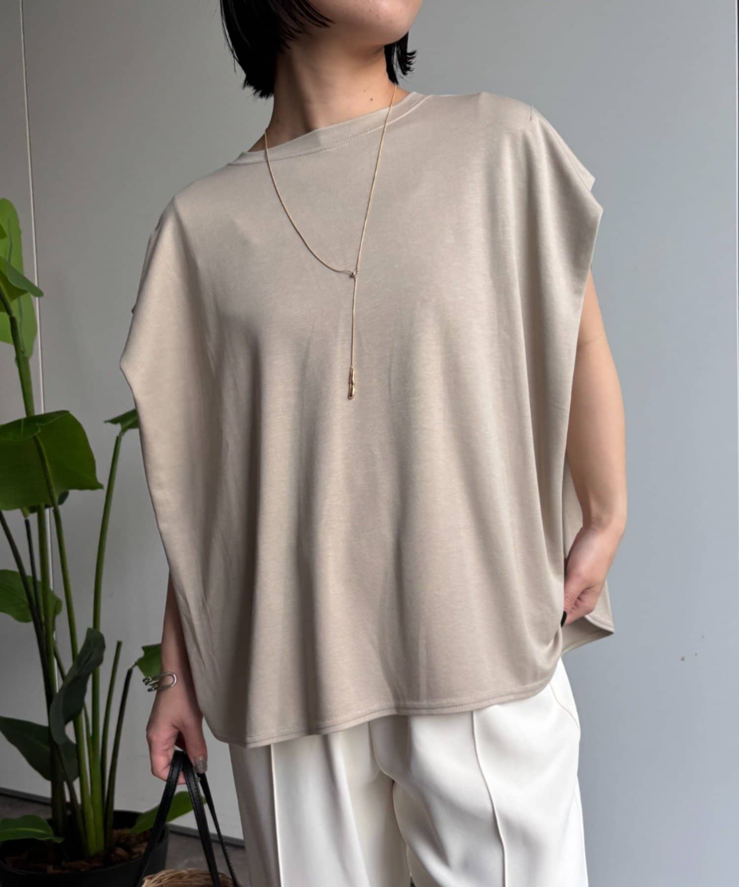 Jena　espace merveilleux(ジェナ　エスパスメルヴェイユ) プレート付きタックT