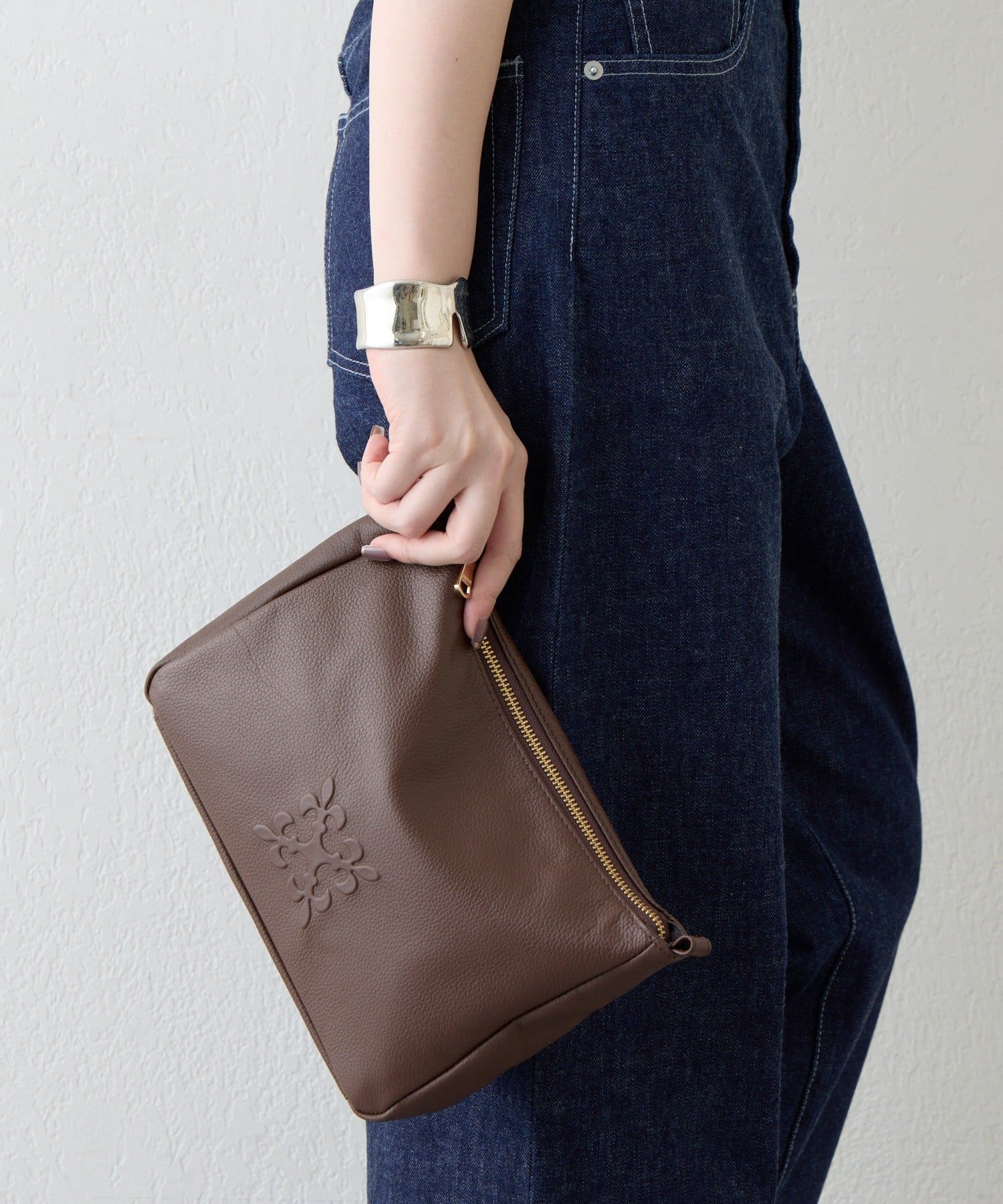 russet(ラシット) 《本革/270g》エンボスモノグラムショルダーバッグ