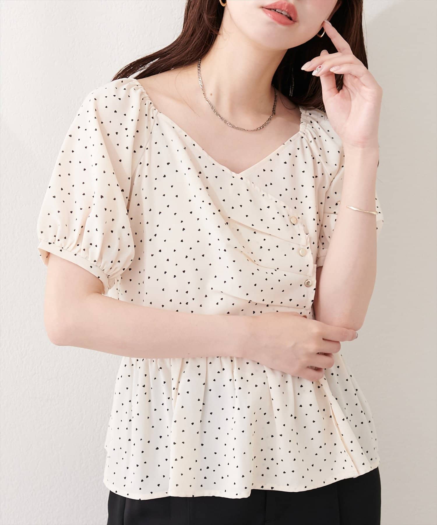 natural couture(ナチュラルクチュール) アシメデザインパフスリーブブラウス