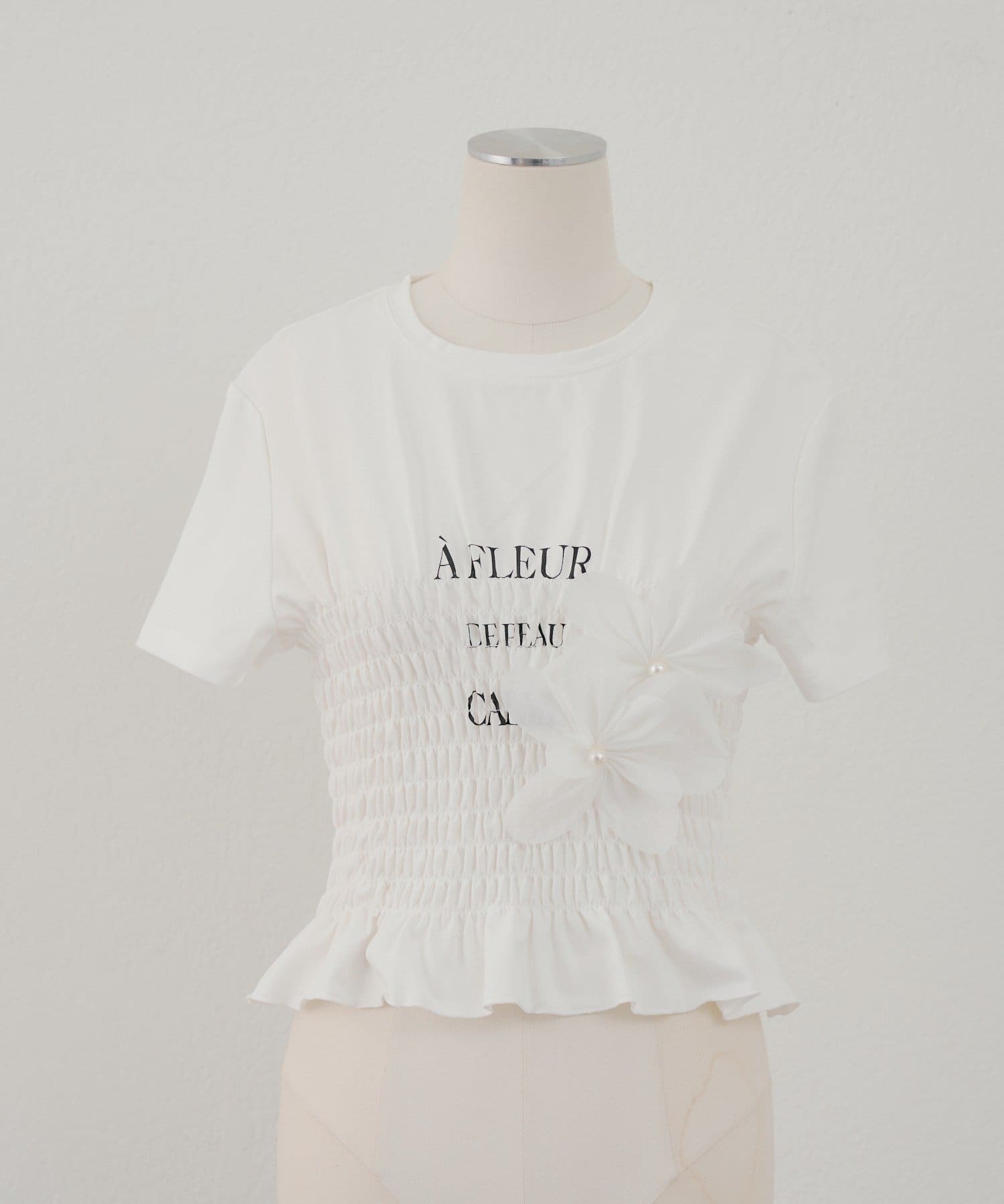Chico(チコ) 【SALON  by Chico】3DフラワーシャーリングTシャツ