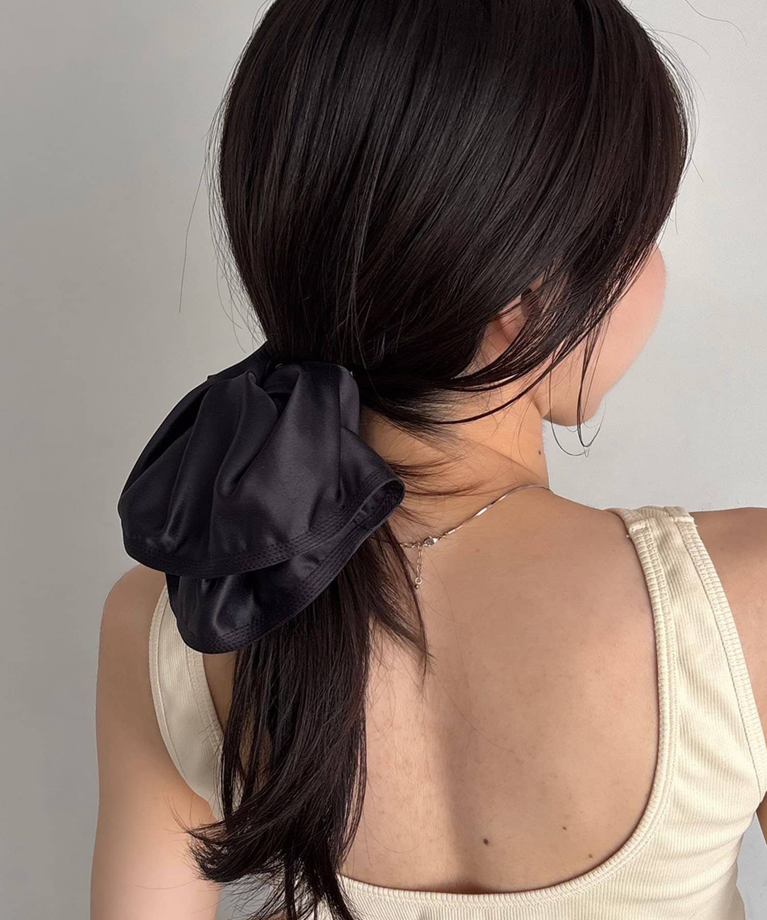 CAPRICIEUX LE'MAGE(カプリシュレマージュ) 〈GOLDY/ゴールディ〉サテンラッフルヘアクリップ