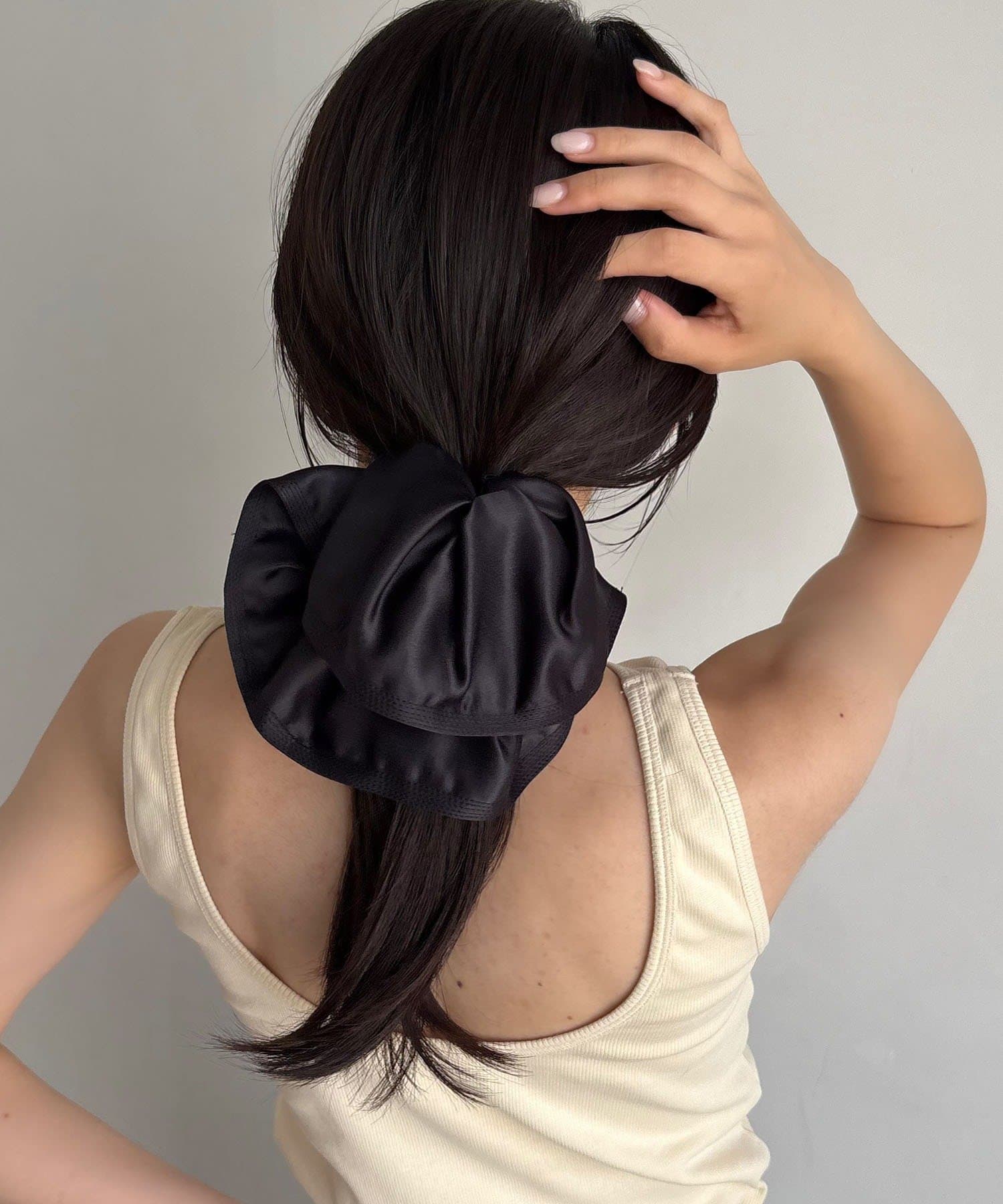 CAPRICIEUX LE'MAGE(カプリシュレマージュ) 〈GOLDY/ゴールディ〉サテンラッフルヘアクリップ
