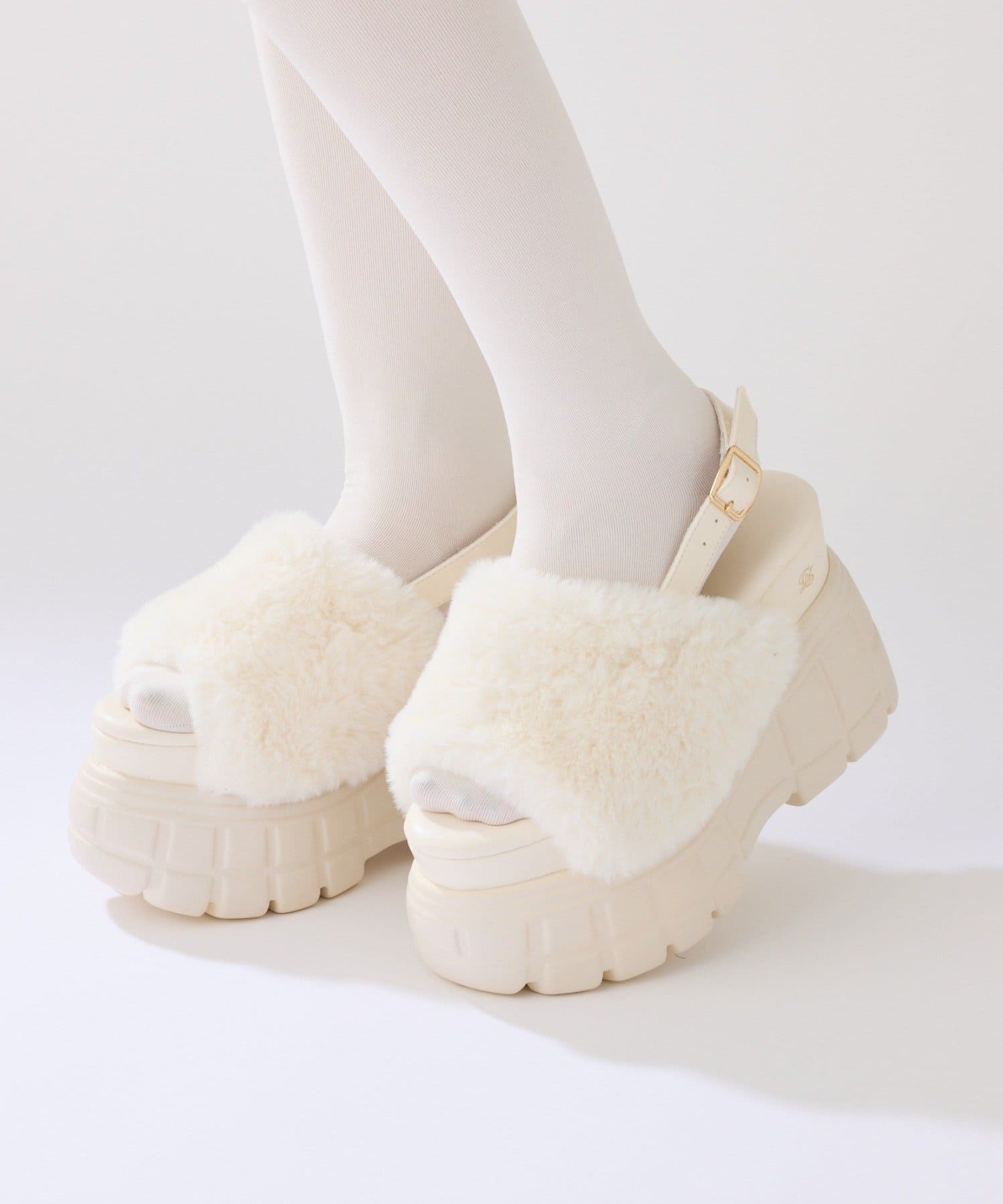 one after another NICE CLAUP(ワンアフターアナザー ナイスクラップ) フェイクファー厚底サンダル