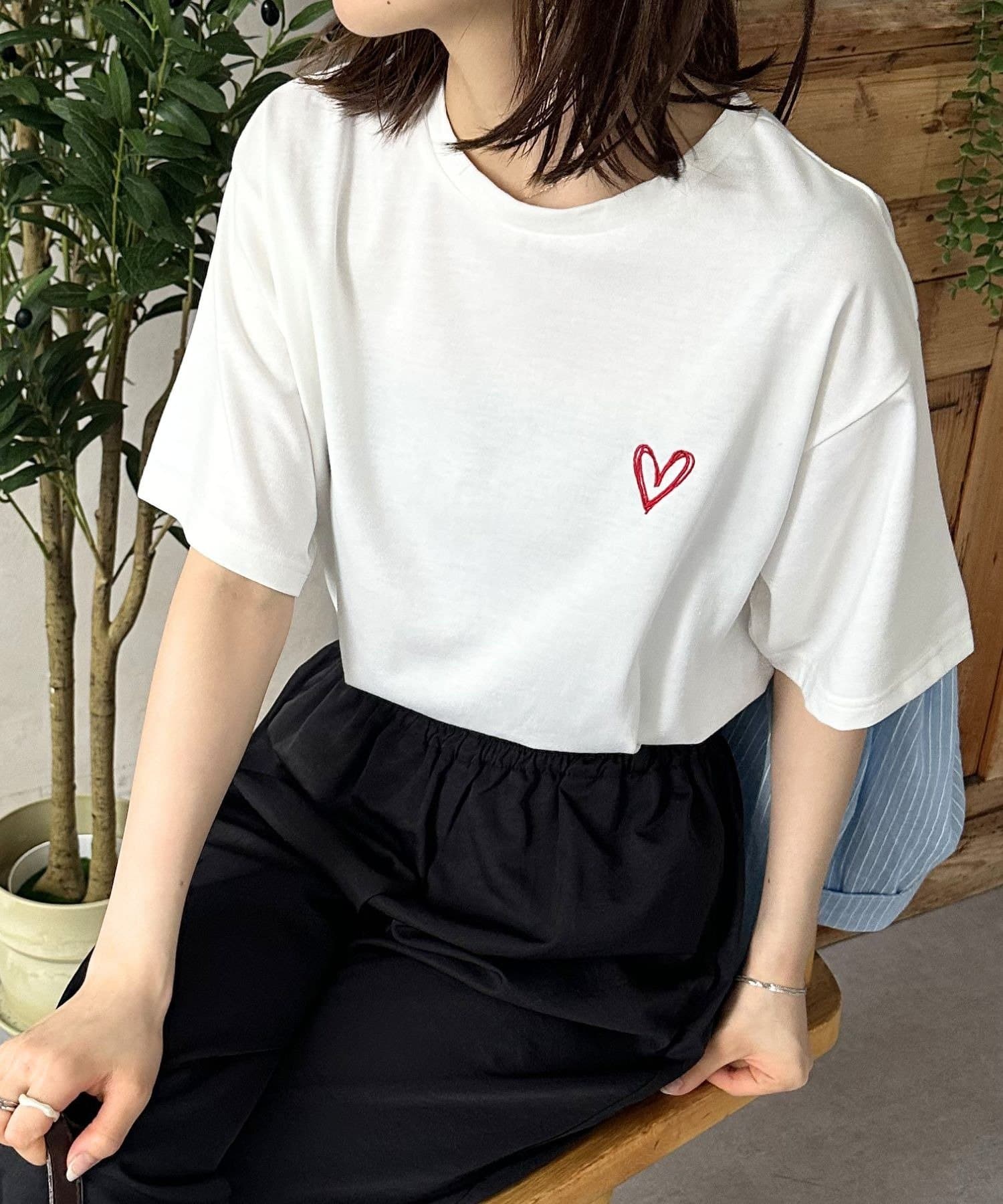 LOCUST(ローカスト) 【大人気アイテム！】ハート刺繍×バックロゴT