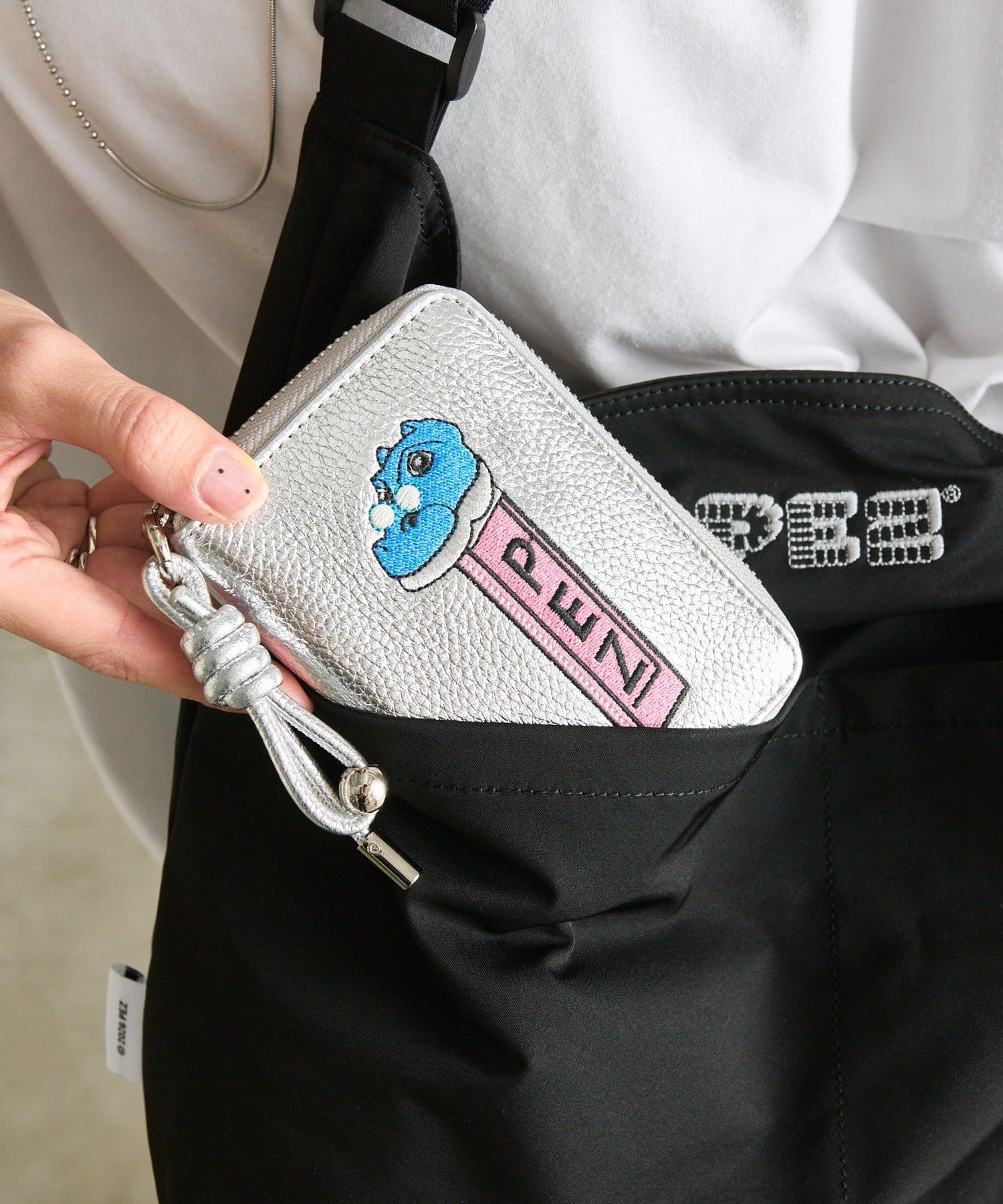 ear PAPILLONNER(イア パピヨネ) 【PEZ(ペッツ)×ear】刺しゅう折り財布《WEB限定カラーあり/本革》