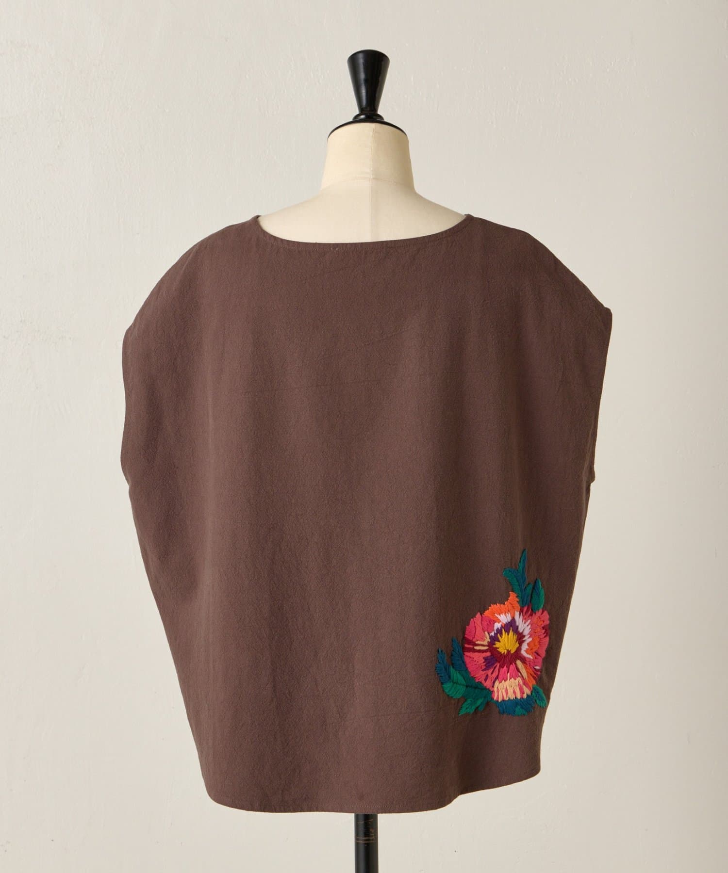 BEARDSLEY(ビアズリー) ワンポイント刺繍マルブラウス