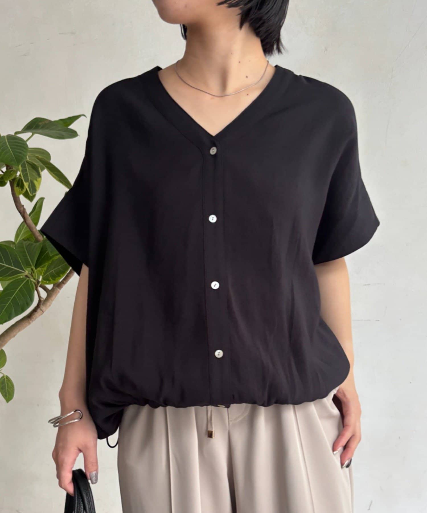Jena　espace merveilleux(ジェナ　エスパスメルヴェイユ) 〈7/9インスタライブご紹介アイテム〉裾ドロストVネックシャツ