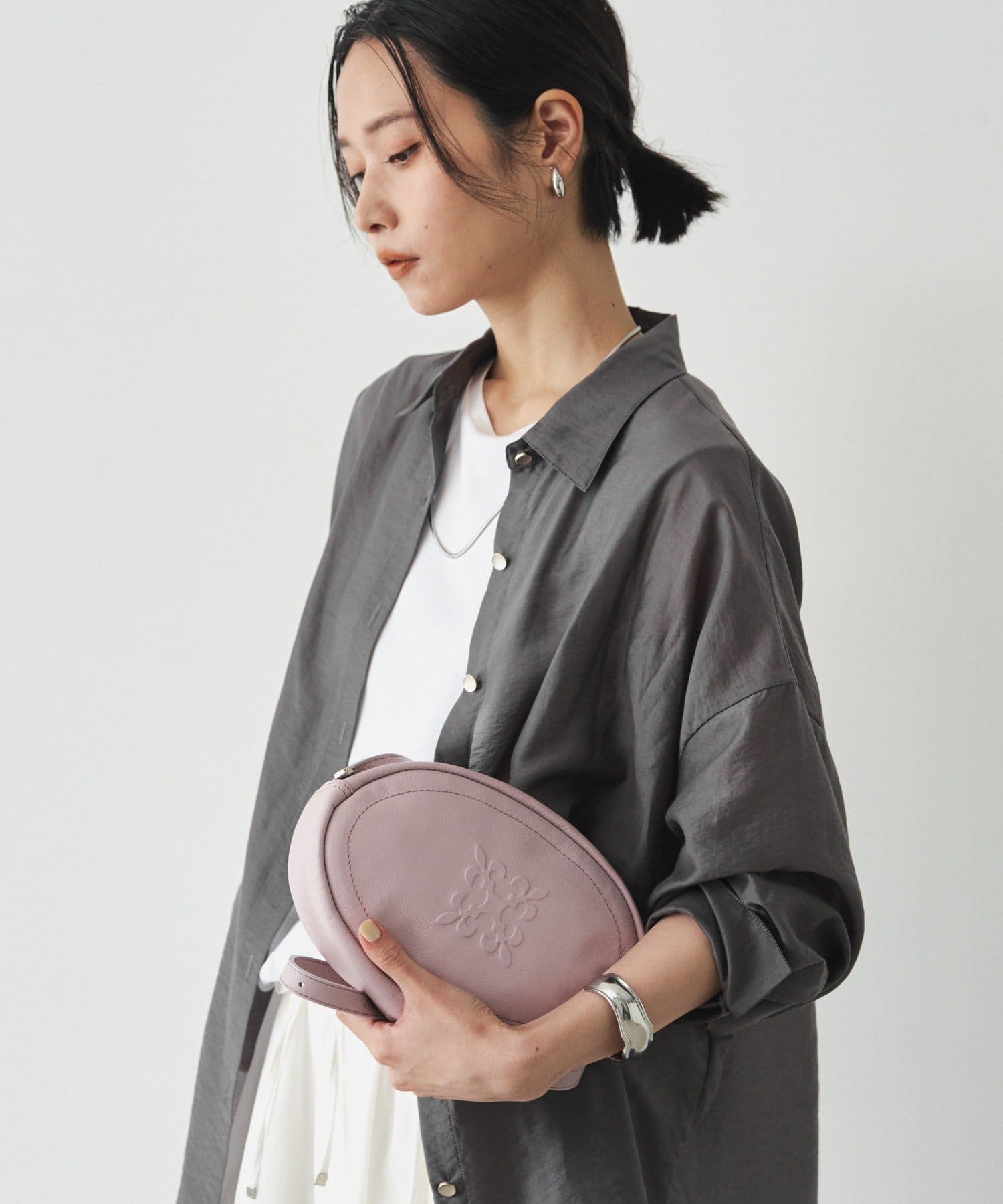 russet(ラシット) エンボスモノグラムオーバルショルダーバッグ