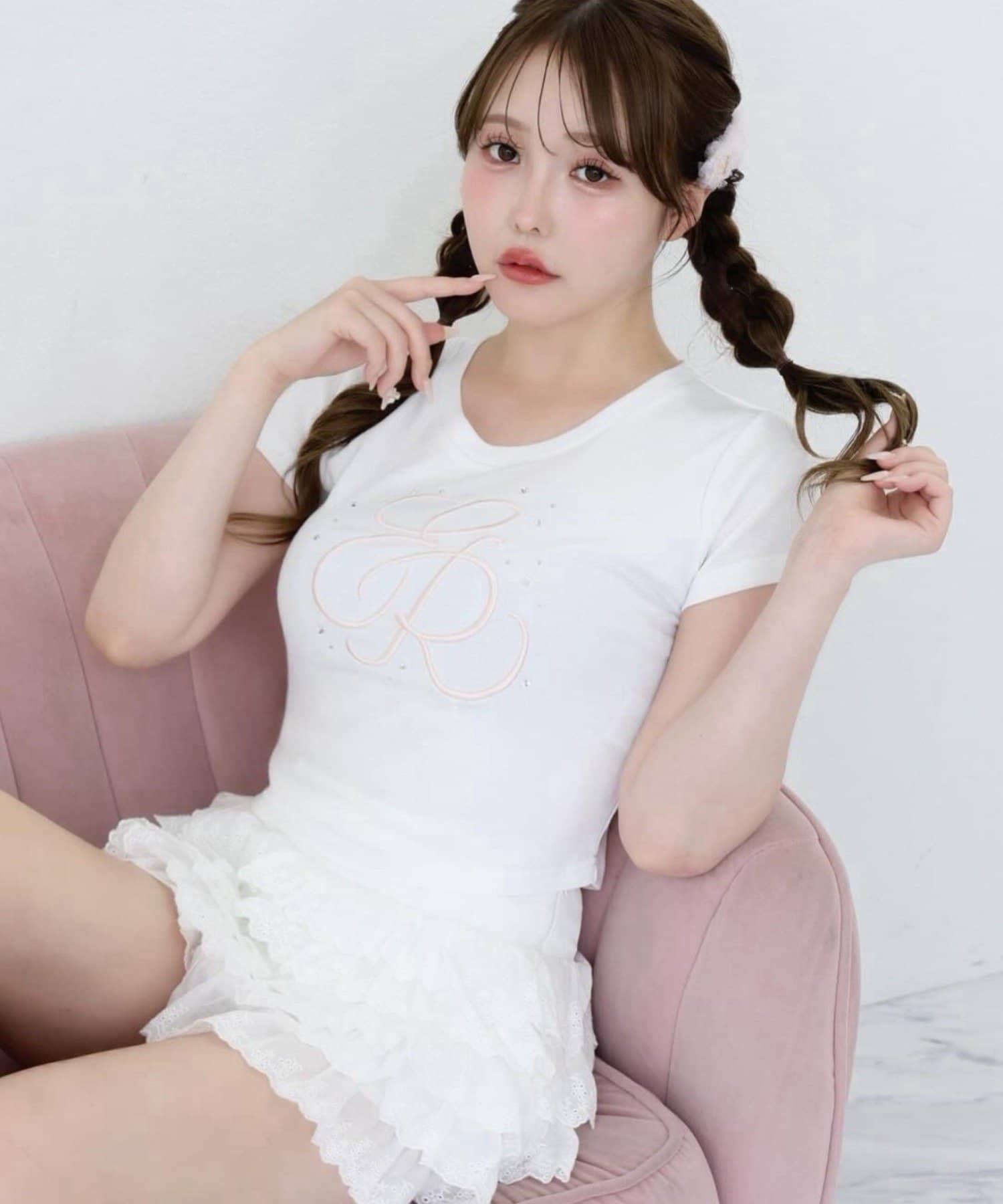 one after another NICE CLAUP(ワンアフターアナザー ナイスクラップ) ビジュー付きロゴ刺繍Tee