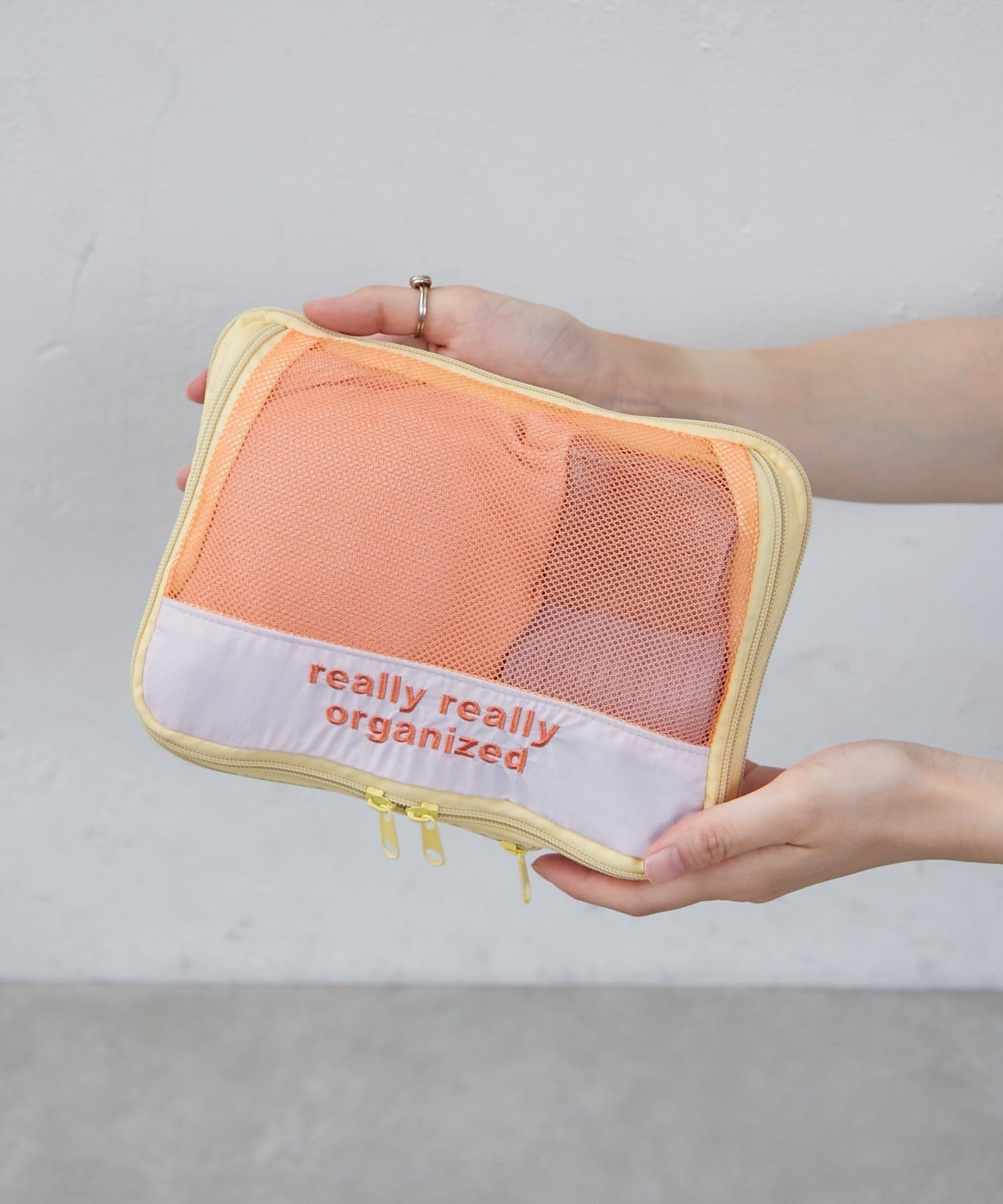 BIRTHDAY BAR(バースデイバー) トラベルロゴ刺繍゜圧縮ケース Sサイズ
