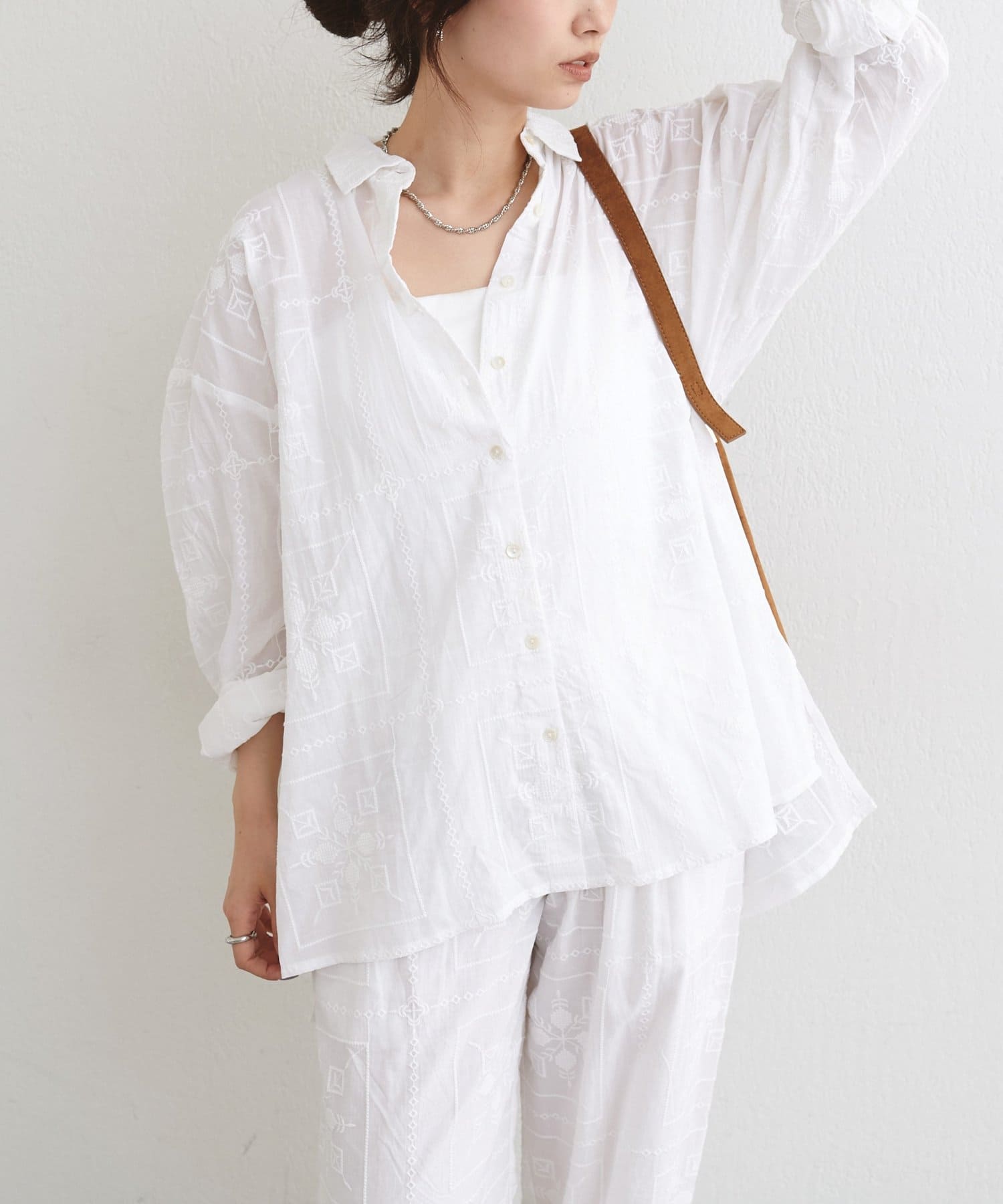 LARUTA(ラルータ) パネル刺繍シャツ