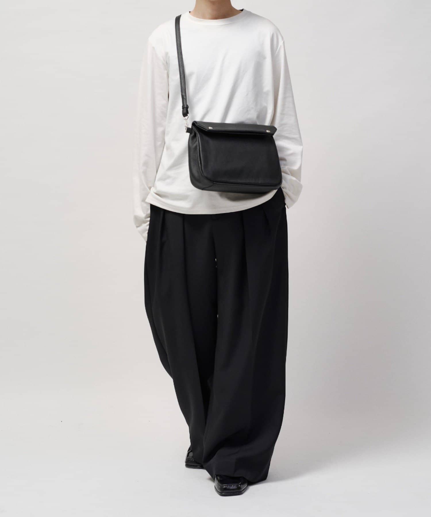 Lui's(ルイス) 【SLOW / スロウ】Gasmask Shoulder Bag - L