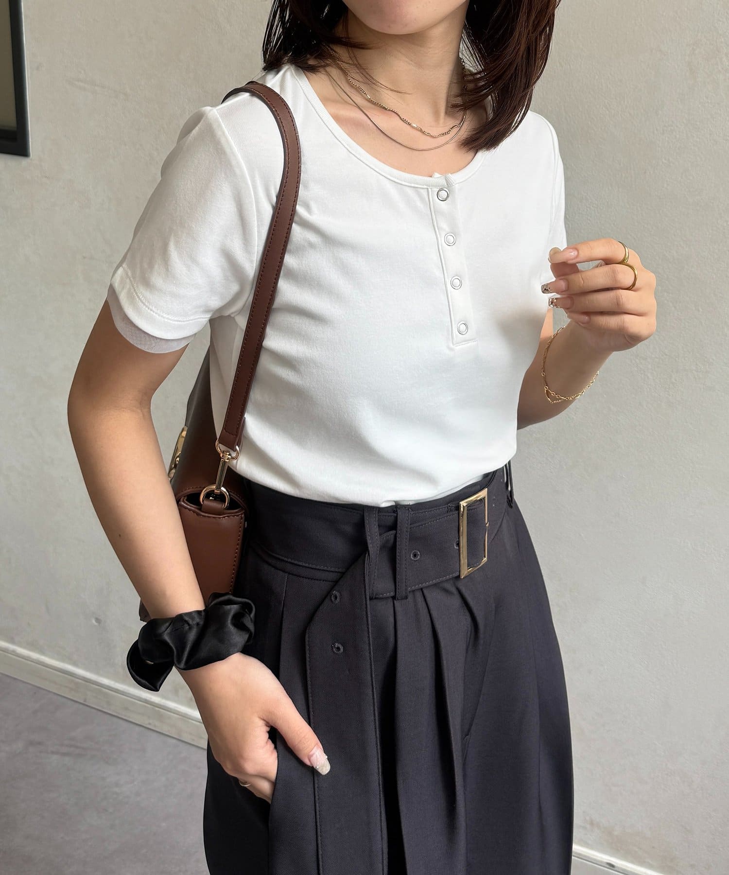 Thevon.(ゼヴォン) ヘンリーネックチャーム付きコンパクトTシャツ