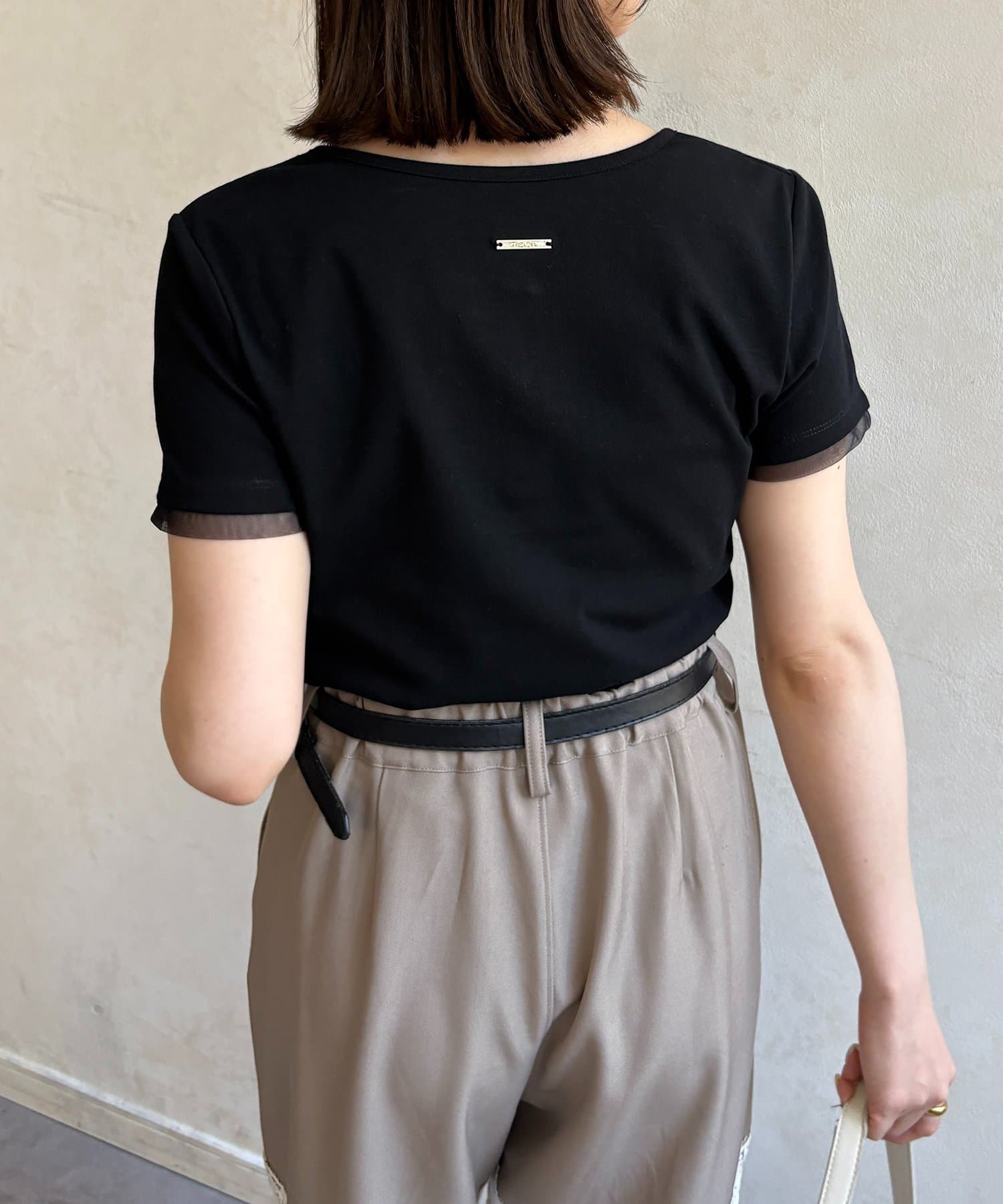 Thevon.(ゼヴォン) ヘンリーネックチャーム付きコンパクトTシャツ