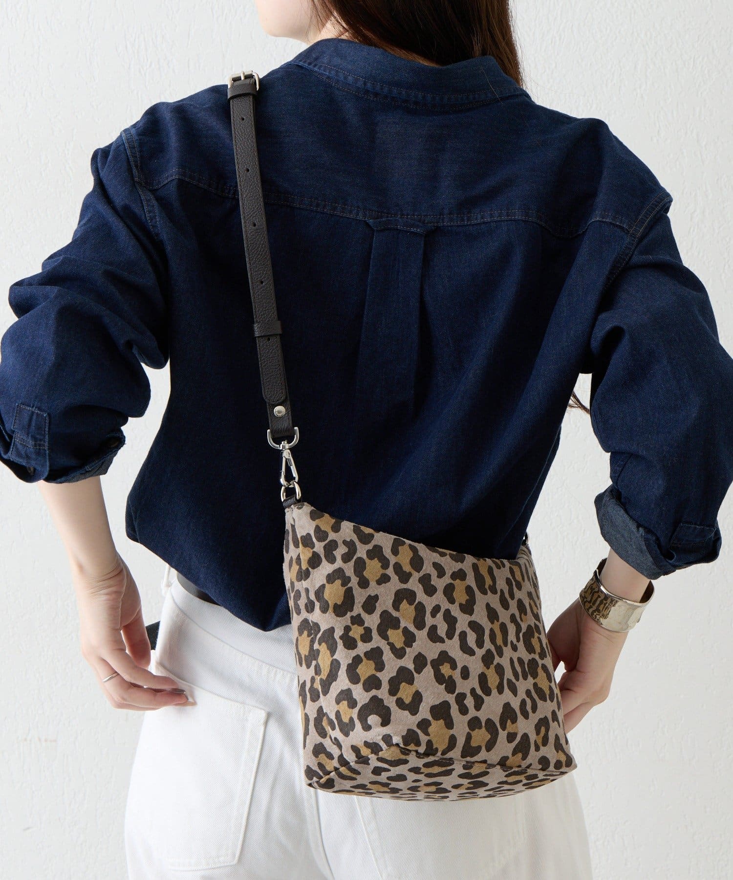 russet(ラシット) レオパード柄シンプルショルダーバッグ〈スエード〉