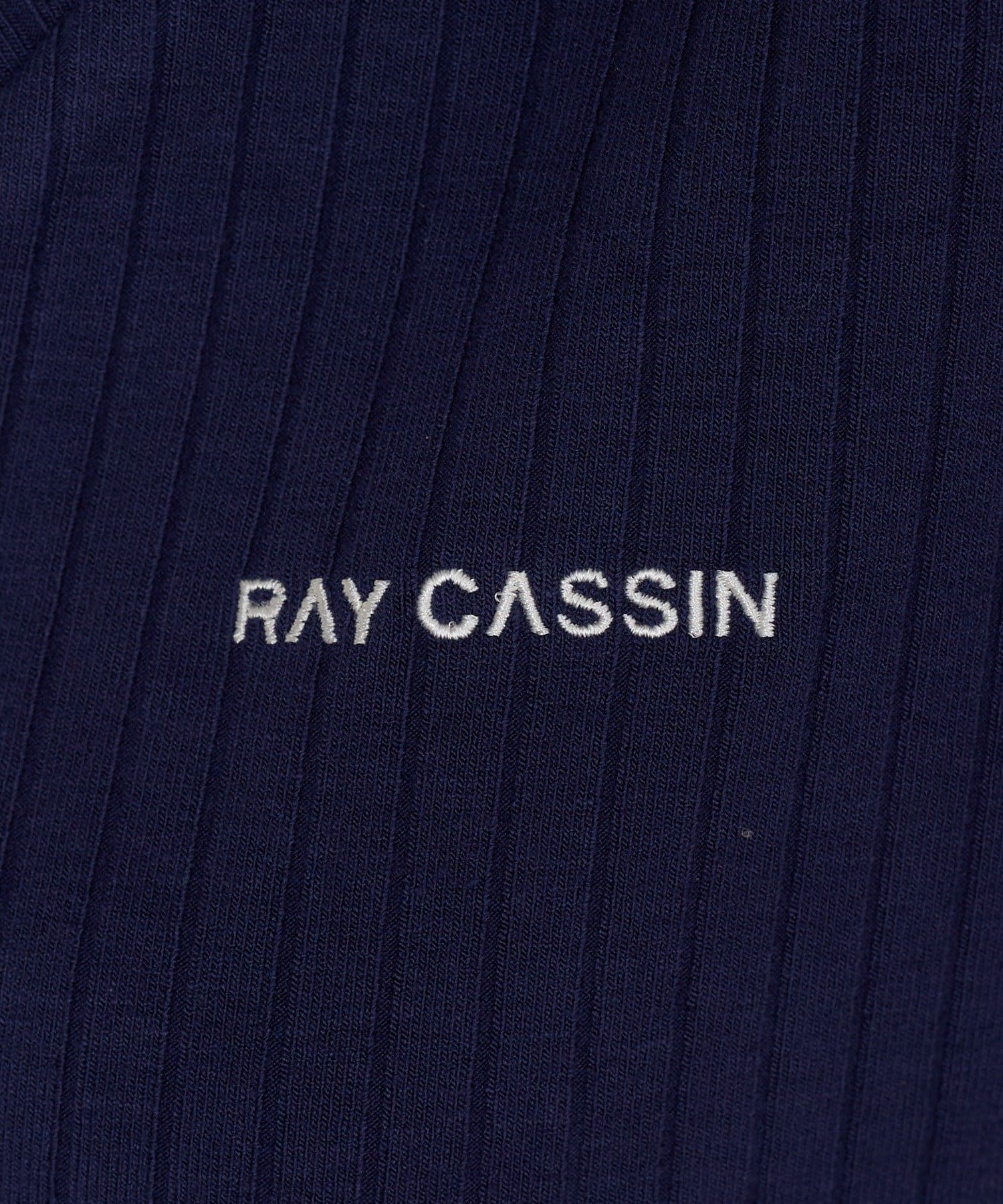 RAY CASSIN(レイカズン) 胸刺繍襟付VネックコンパクトTシャツ