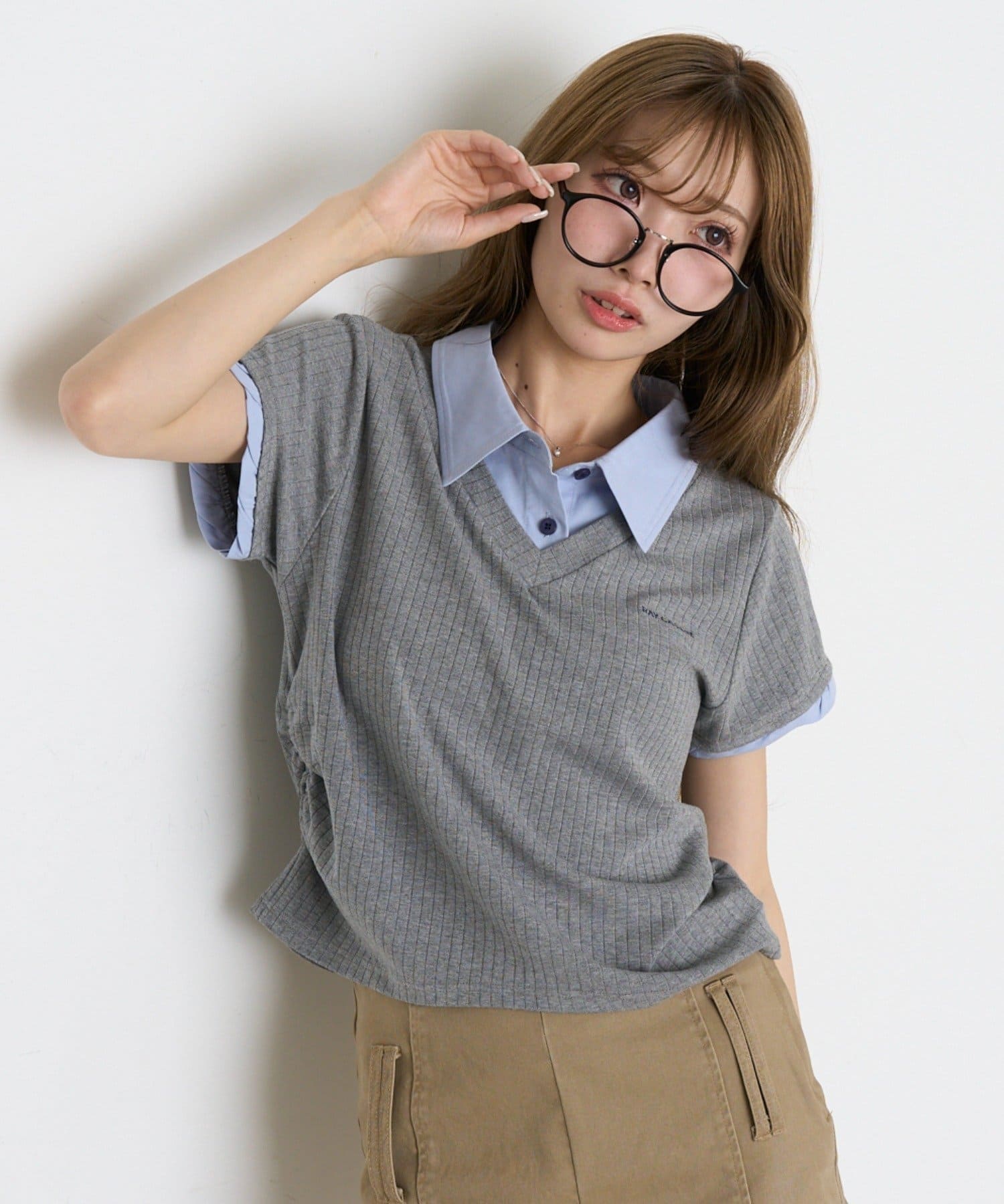 RAY CASSIN(レイカズン) 胸刺繍襟付VネックコンパクトTシャツ