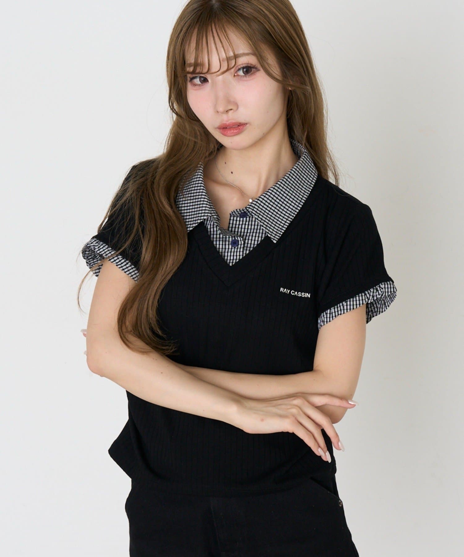 RAY CASSIN(レイカズン) 胸刺繍襟付VネックコンパクトTシャツ