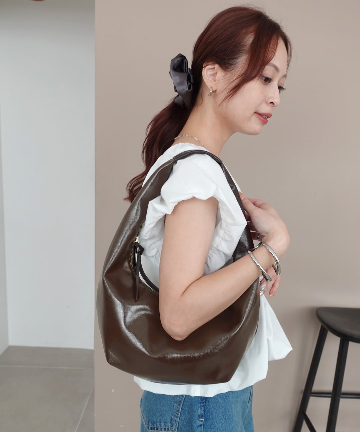 DISCOAT(ディスコート) 【600mlペットボトル収納◎】円形オイル調バッグ