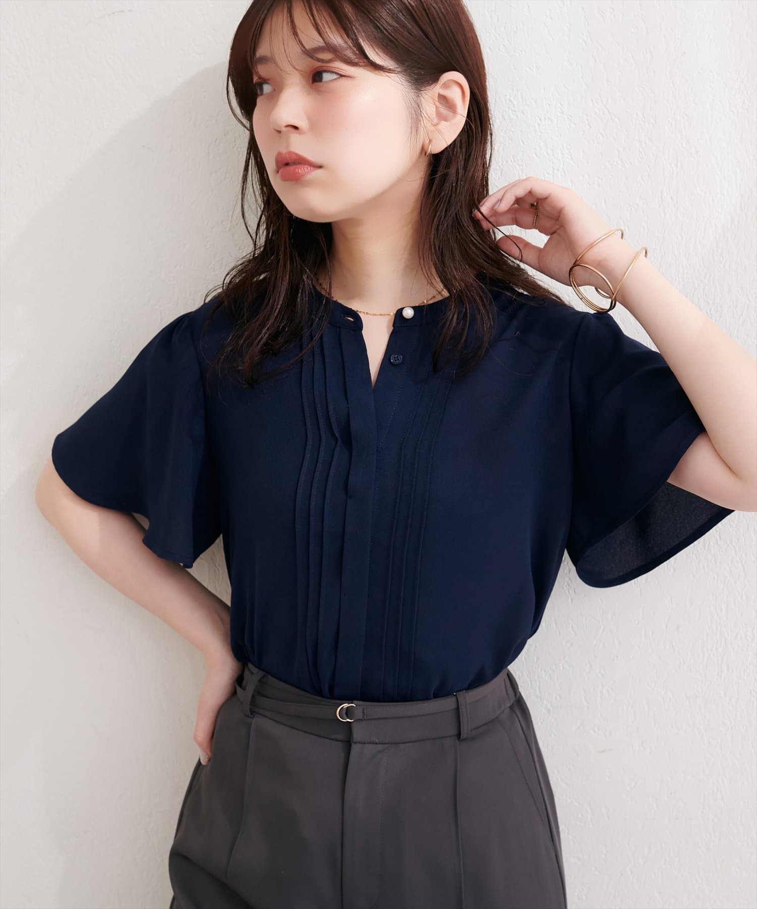 natural couture(ナチュラルクチュール) フロントピンタックフレア袖ブラウス