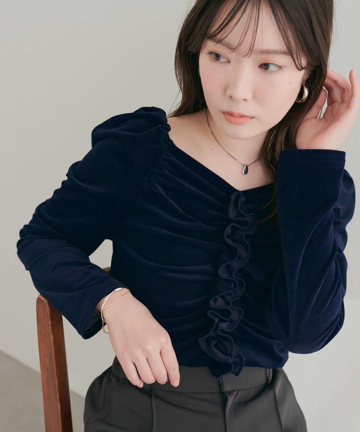 natural couture(ナチュラルクチュール) ギャザーフリルベロアトップス
