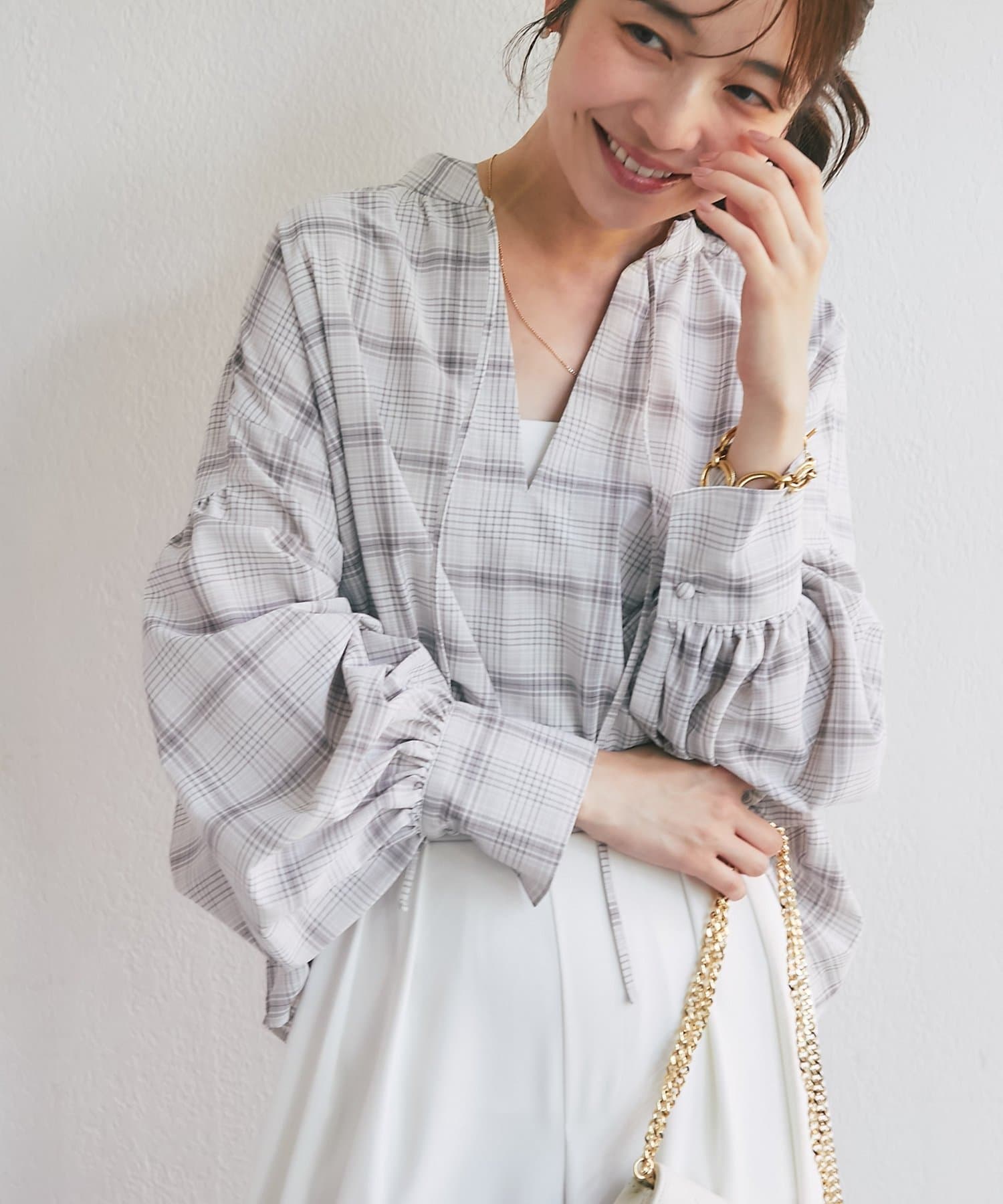 La boutique BonBon(ラブティックボンボン) シアーチェックリボンボリュームスリーブブラウス