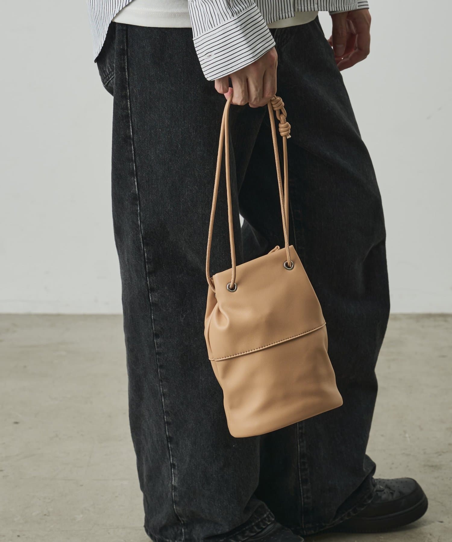 COLONY 2139(コロニー トゥーワンスリーナイン) 【UNISEX】レザーライクドローストリングバッグ
