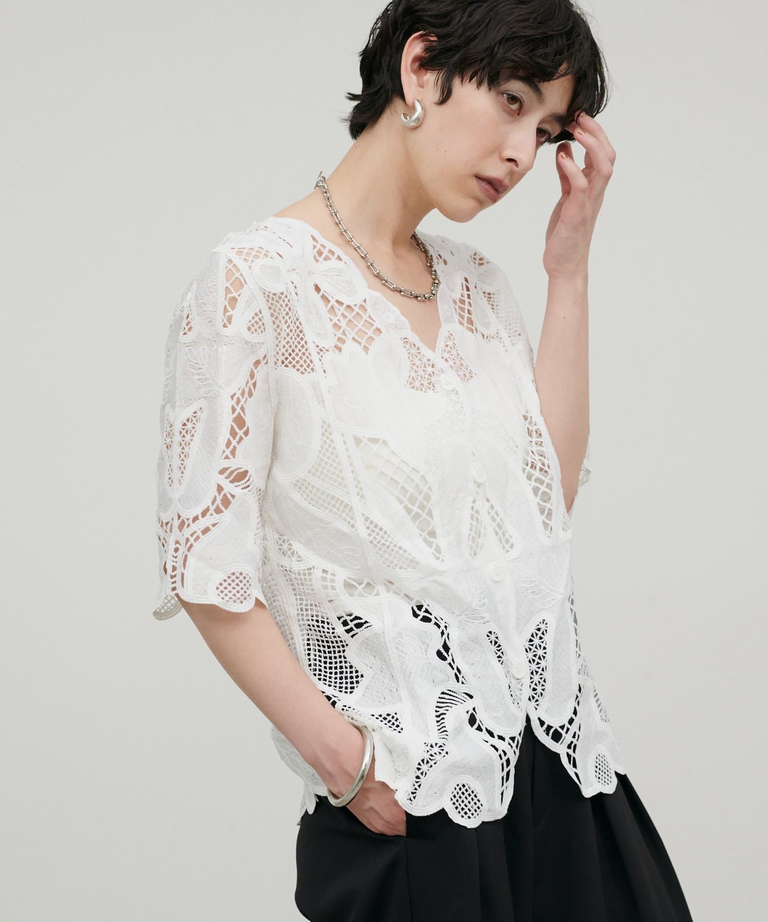 LARUTA(ラルータ) フラワー刺繍パネル切替半袖ブラウス