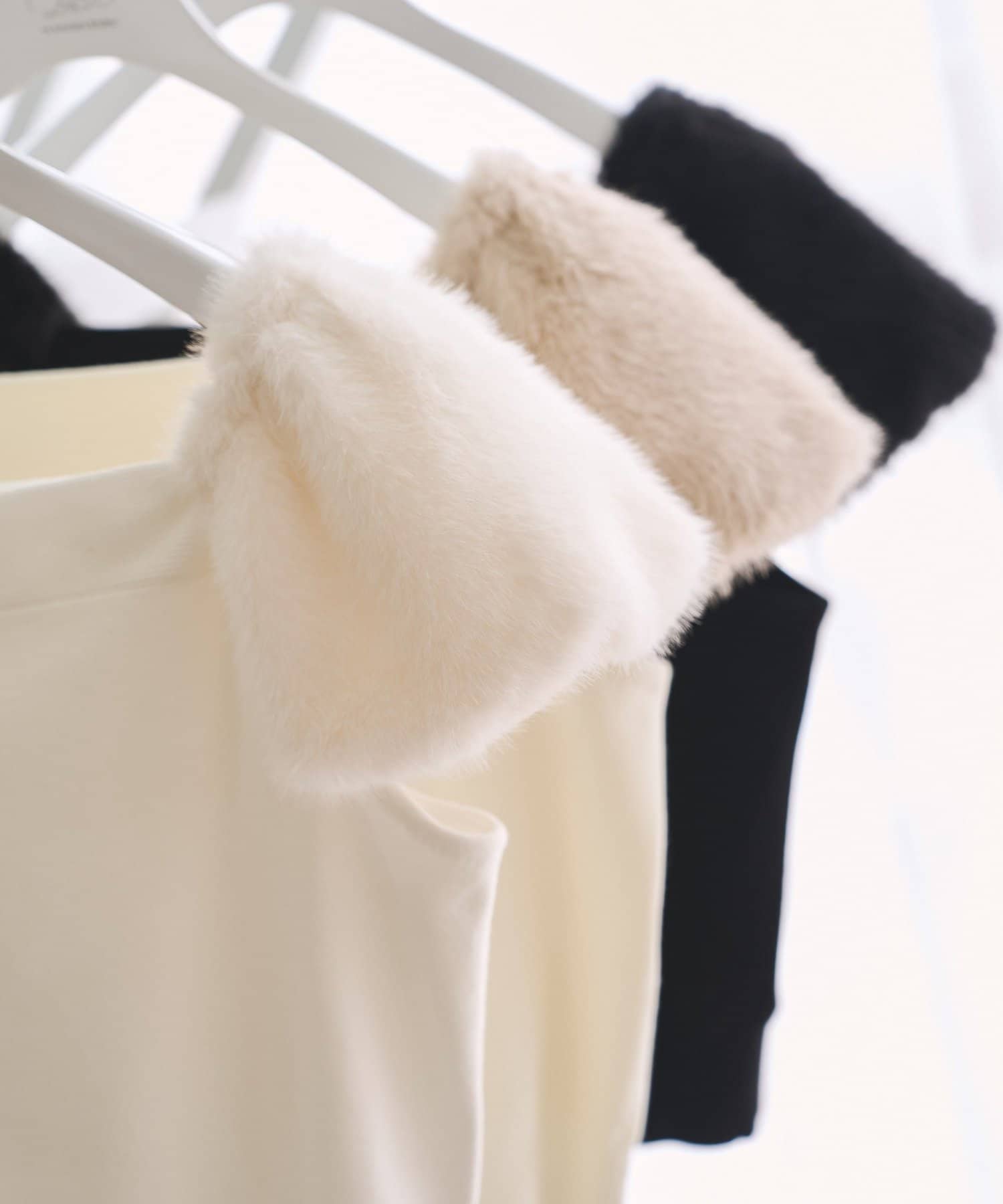 La boutique BonBon(ラブティックボンボン) 【オフショル着用可能・最強愛されニット】フェイクファースリーブニット