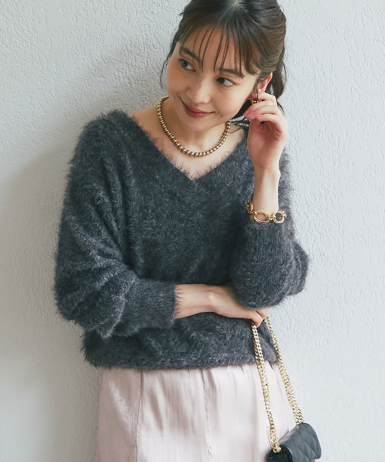 La boutique BonBon(ラブティックボンボン) へアリーフェザーVネックニット