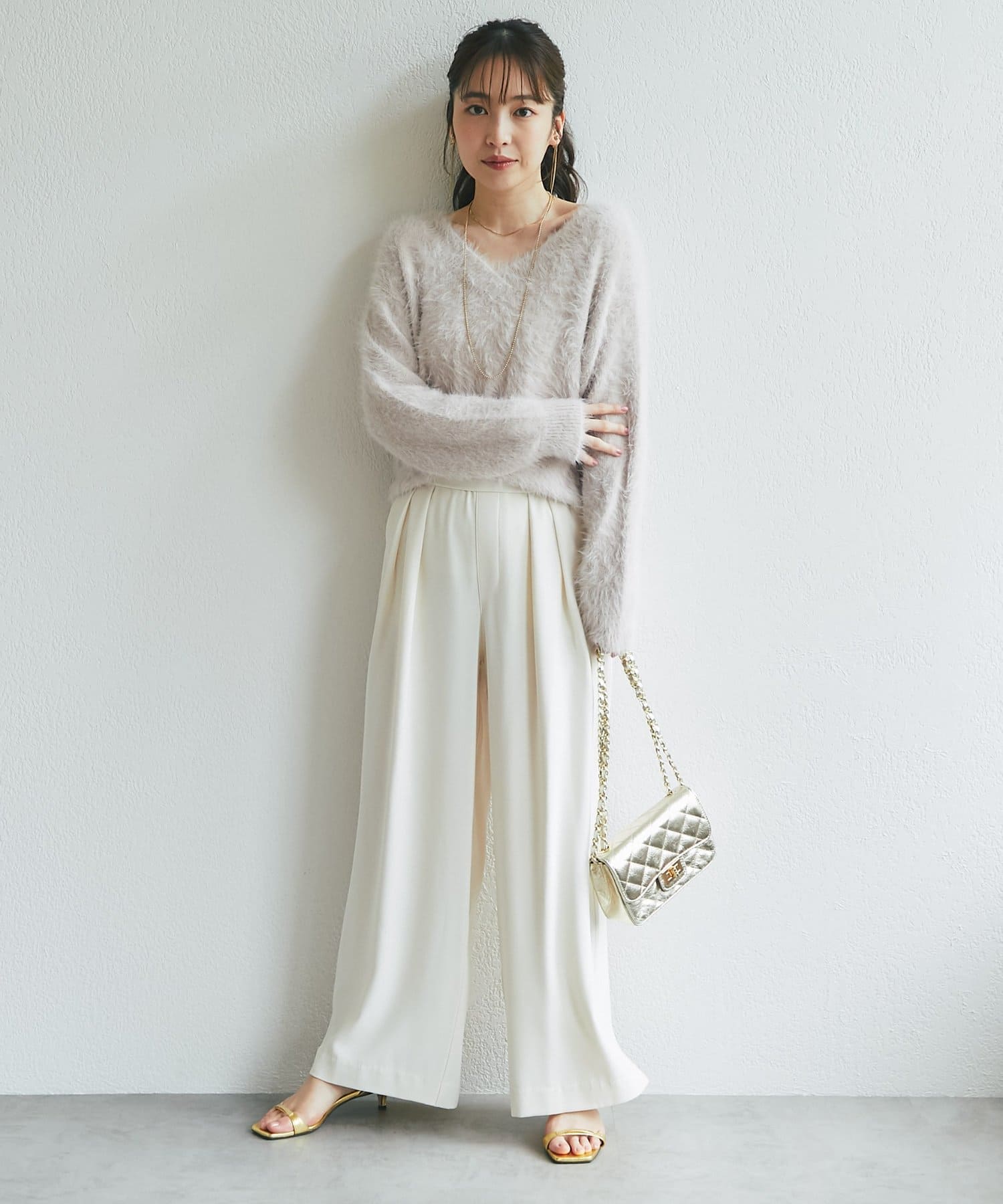 La boutique BonBon(ラブティックボンボン) へアリーフェザーVネックニット