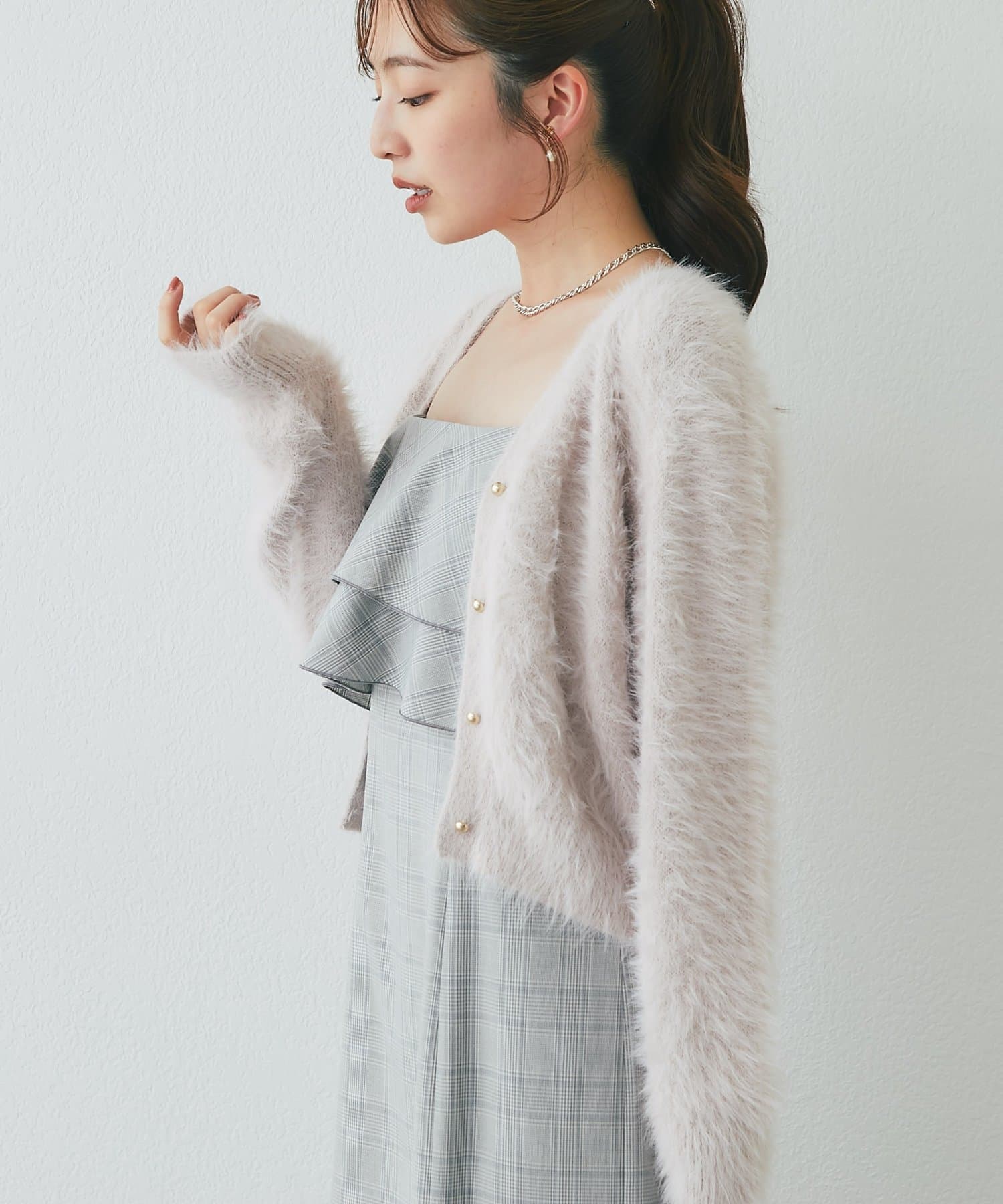 La boutique BonBon(ラブティックボンボン) へアリーフェザーVネックカーディガン