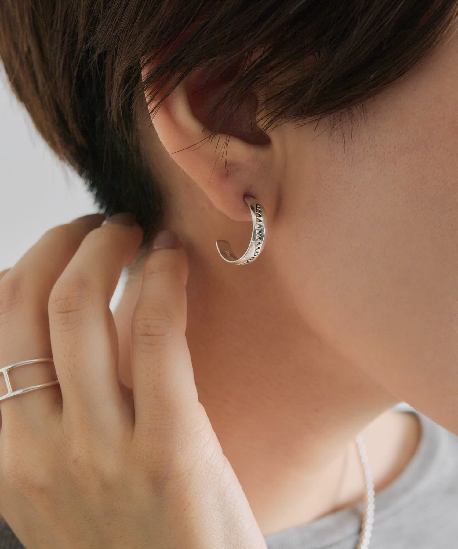 ear PAPILLONNER(イア パピヨネ) 《スターリングシルバー使用》柄入りミニフープピアス