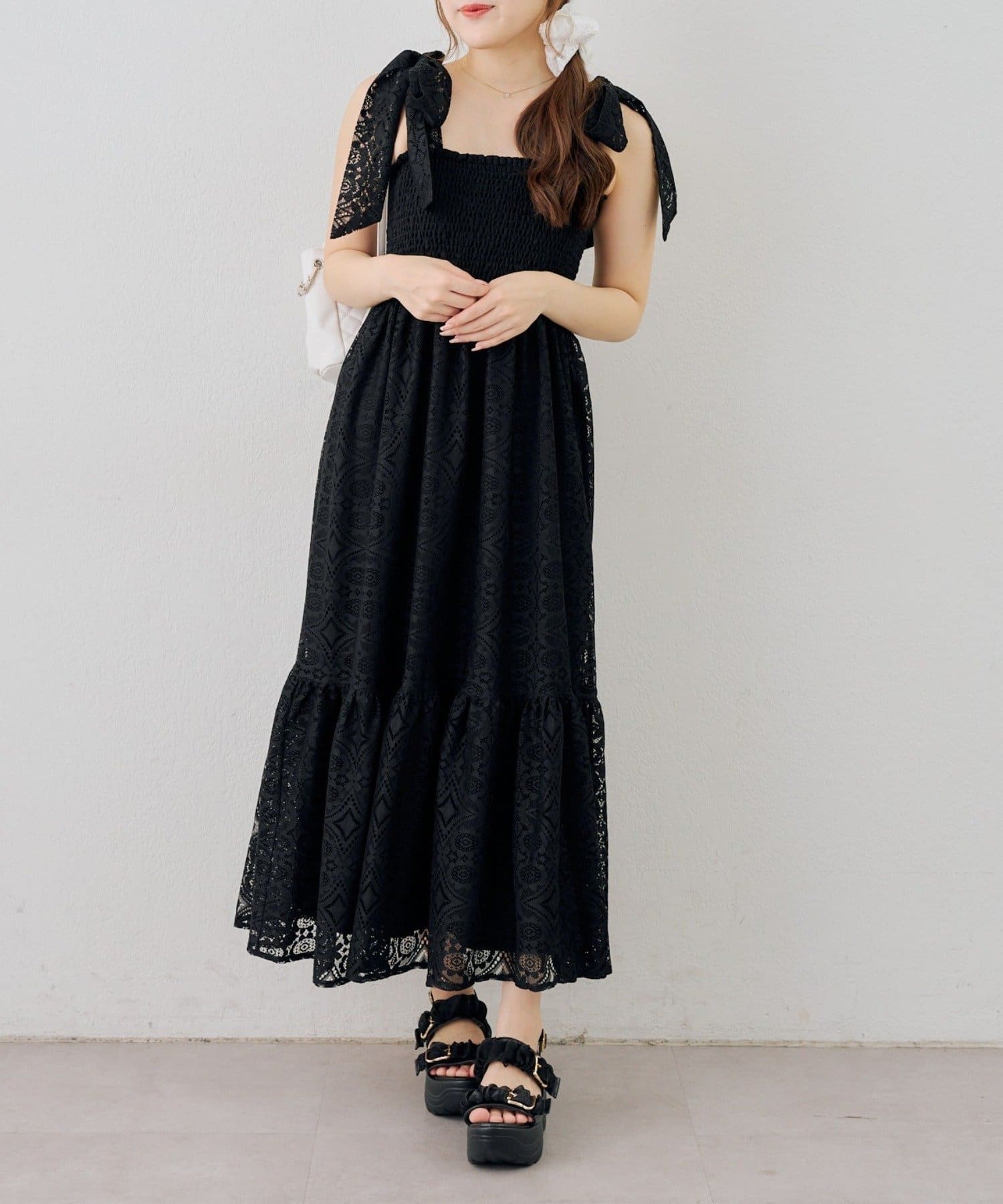 NICE CLAUP / OLIVE des OLIVE OUTLET(ナイスクラップ  / オリーブ デ オリーブ アウトレット) 【ANOTHER BRANCH】レース肩リボンシャーリングキャミワンピース