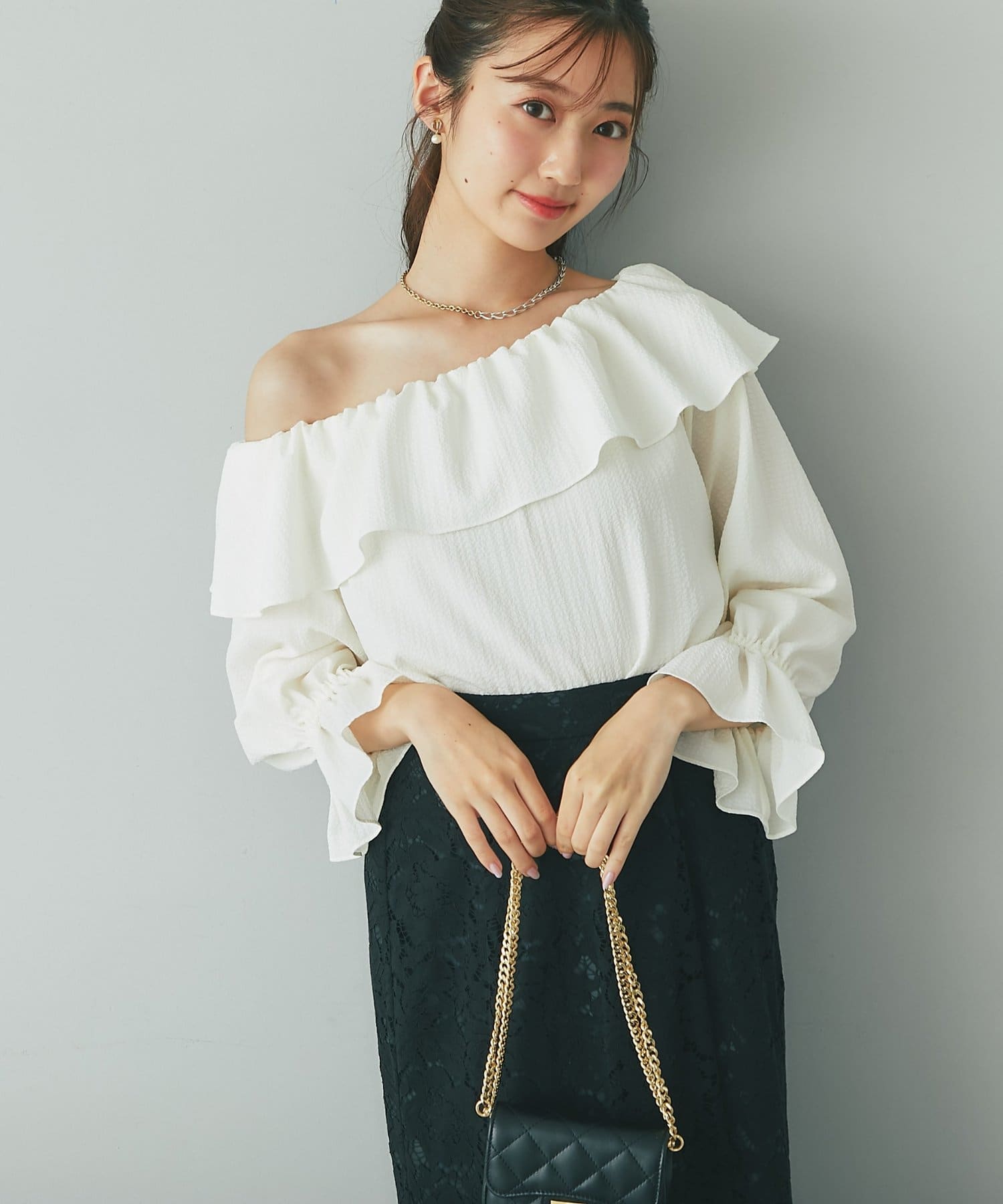 La boutique BonBon(ラブティックボンボン) アシメワンショルブラウス