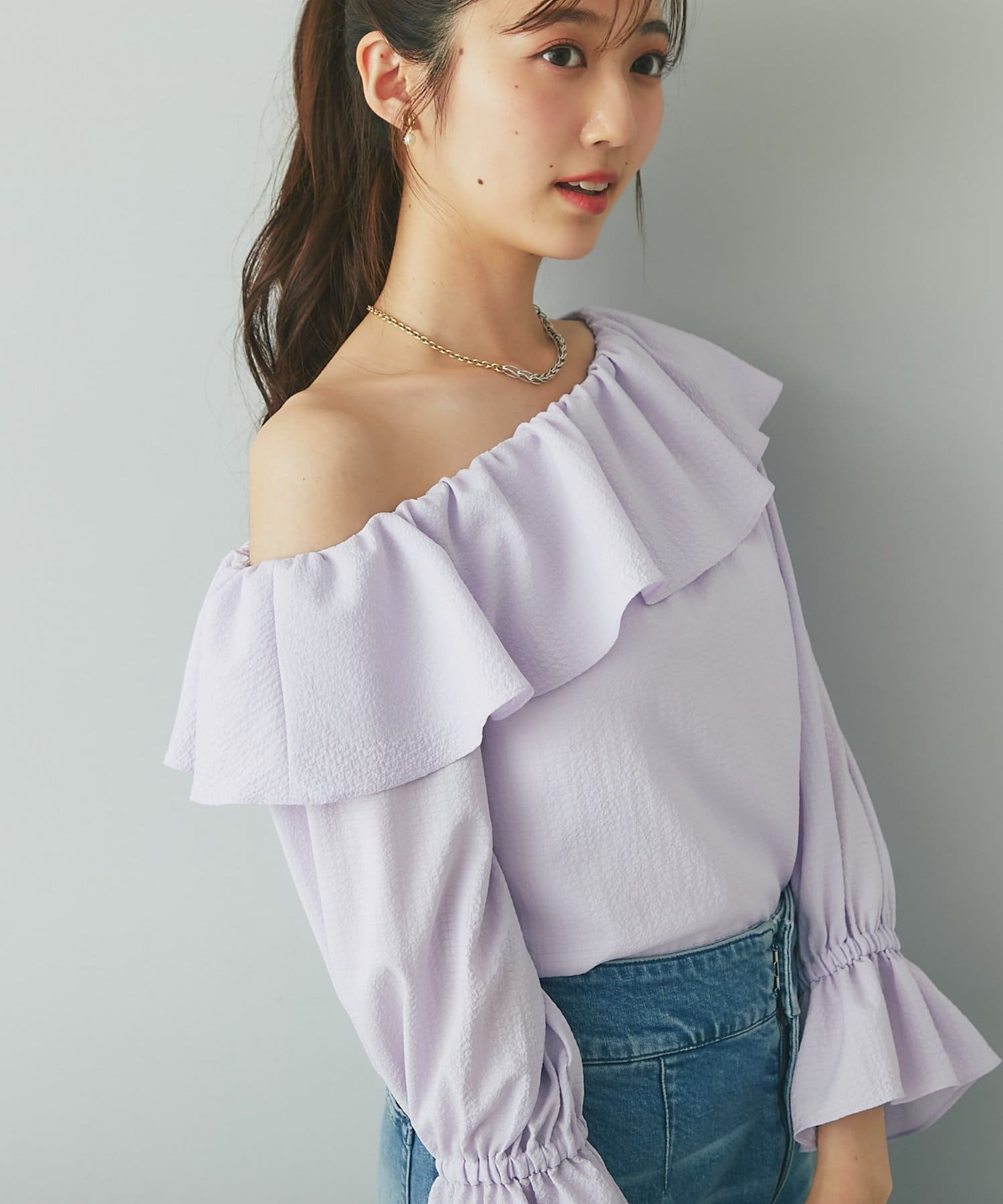 La boutique BonBon(ラブティックボンボン) アシメワンショルブラウス