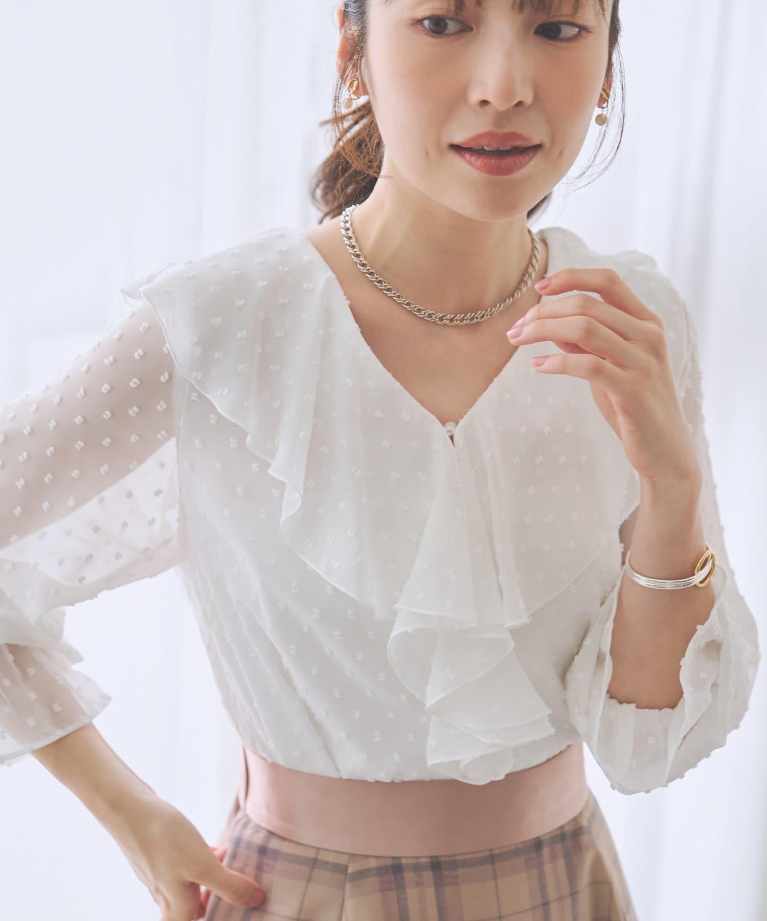 La boutique BonBon(ラブティックボンボン) カットドビーラッフルブラウス