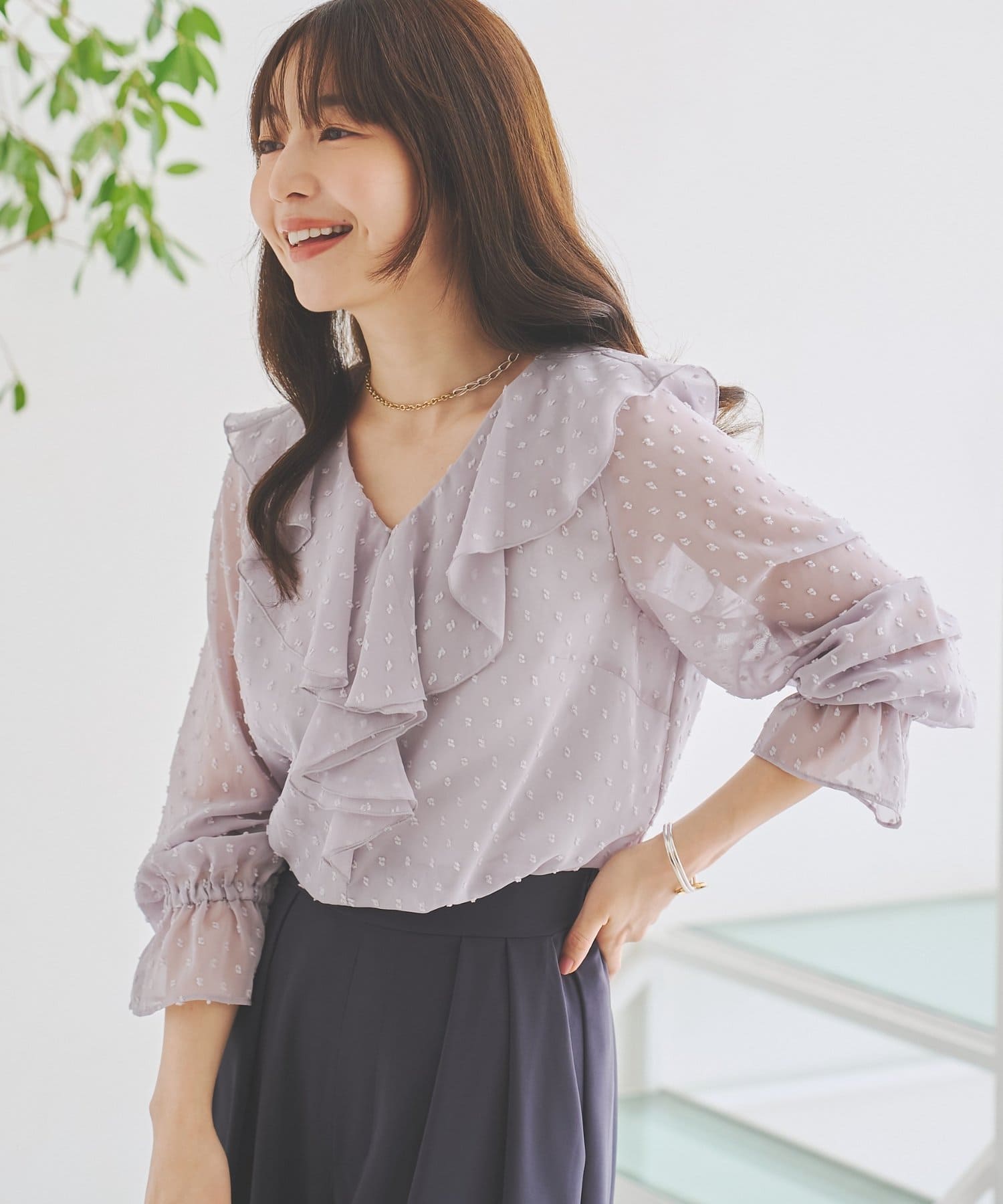 La boutique BonBon(ラブティックボンボン) カットドビーラッフルブラウス