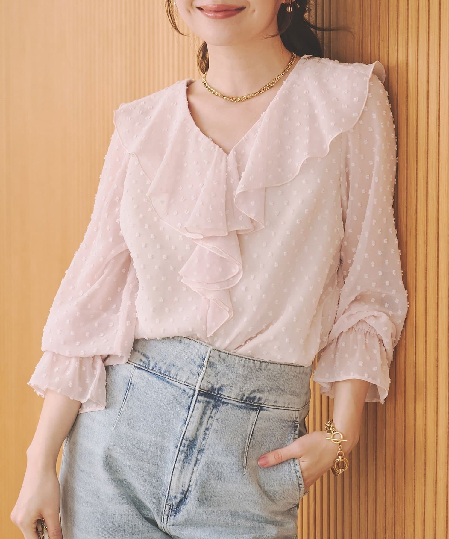 La boutique BonBon(ラブティックボンボン) カットドビーラッフルブラウス