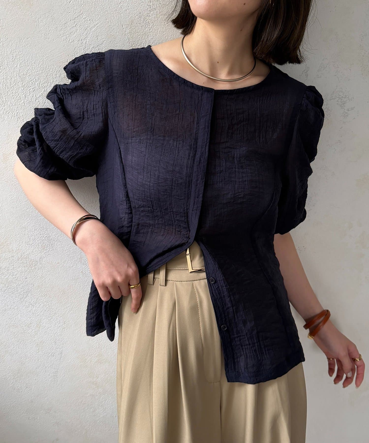 Thevon.(ゼヴォン) 袖シャーリング5分袖シアーブラウス