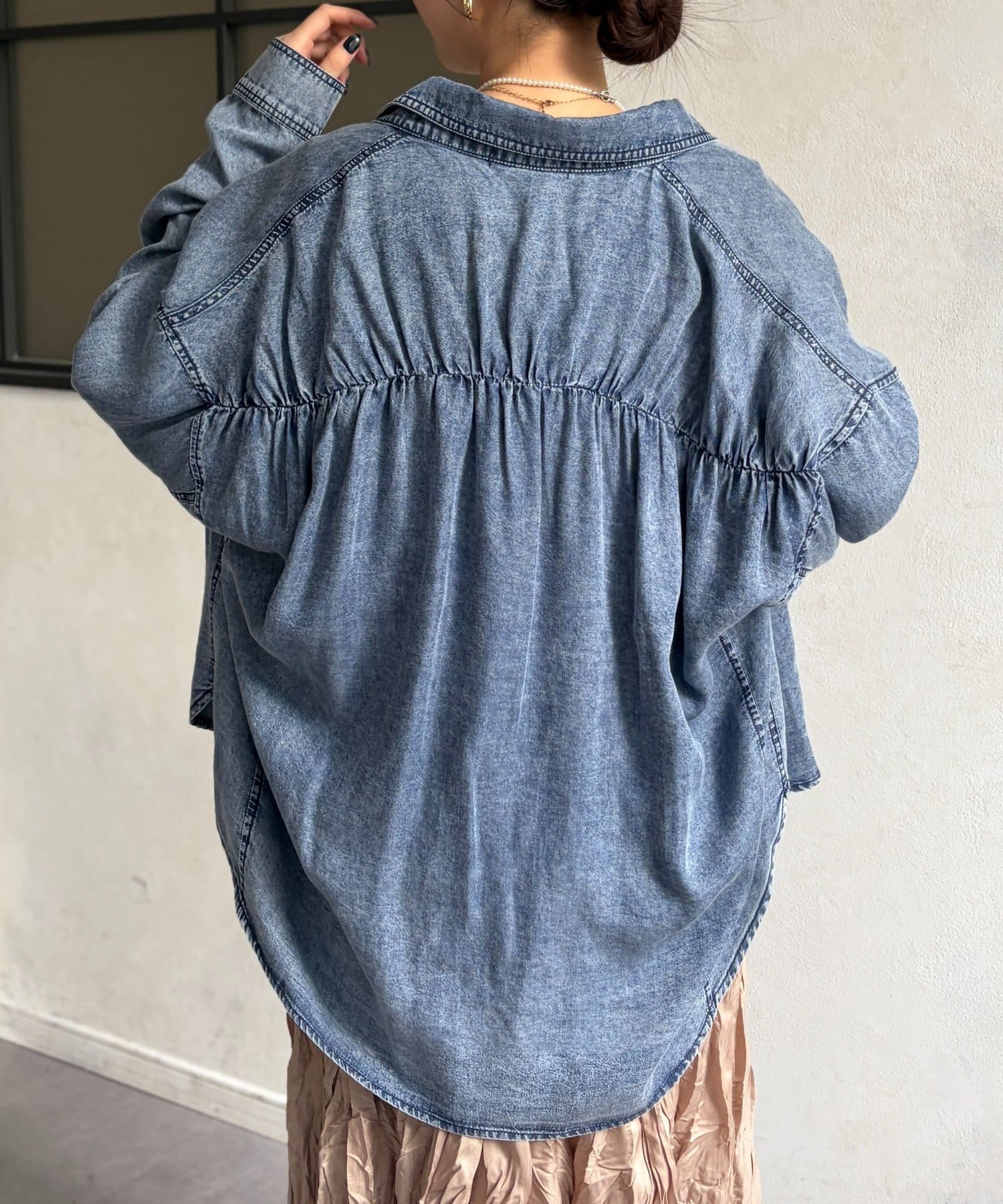 Chez toi(シェトワ) BACKギャザーパウダー加工デニムシャツ