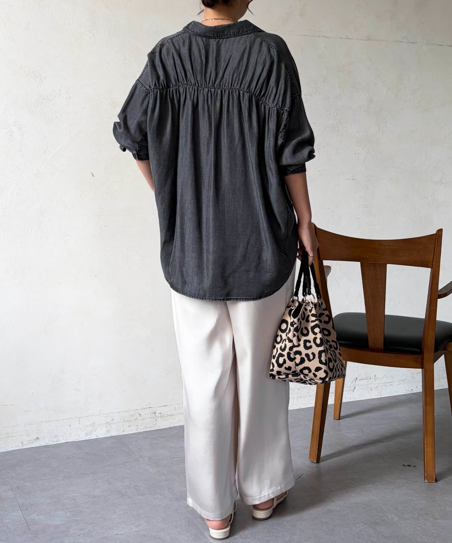 Chez toi(シェトワ) BACKギャザーパウダー加工デニムシャツ