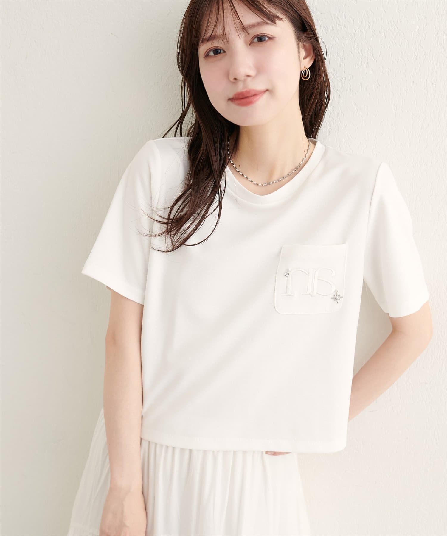 natural couture(ナチュラルクチュール) チャーム付きロゴ刺繍ショートT