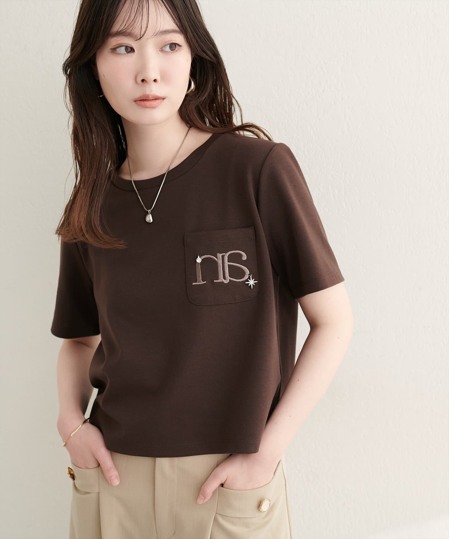natural couture(ナチュラルクチュール) チャーム付きロゴ刺繍ショートT