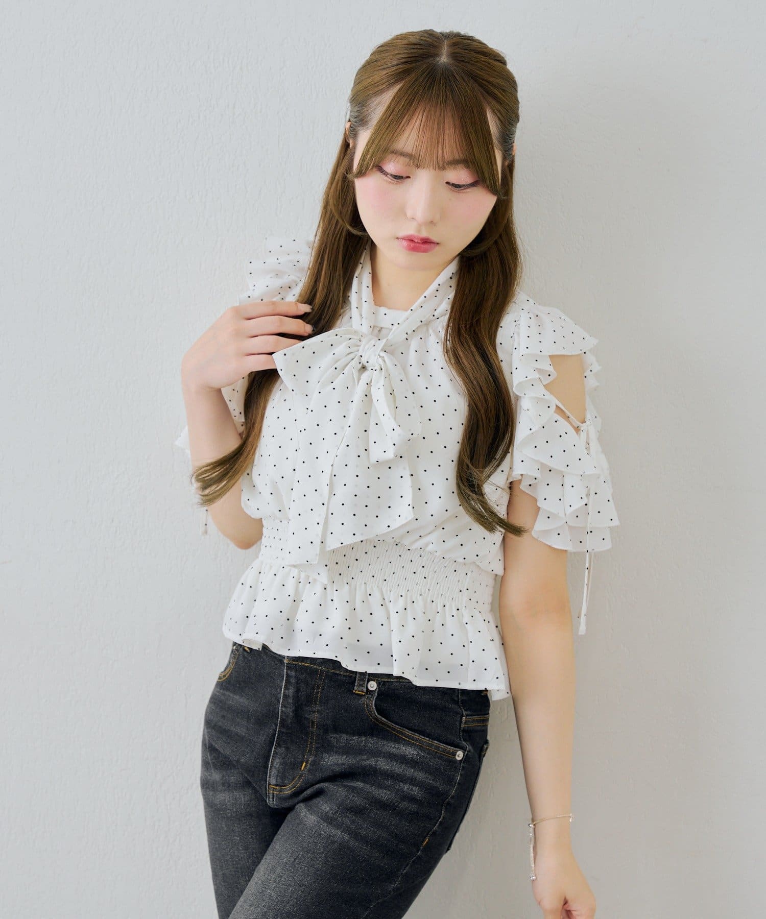 NICE CLAUP / OLIVE des OLIVE OUTLET(ナイスクラップ  / オリーブ デ オリーブ アウトレット) 【ANOTHER BRANCH】肩見せフリルブラウス
