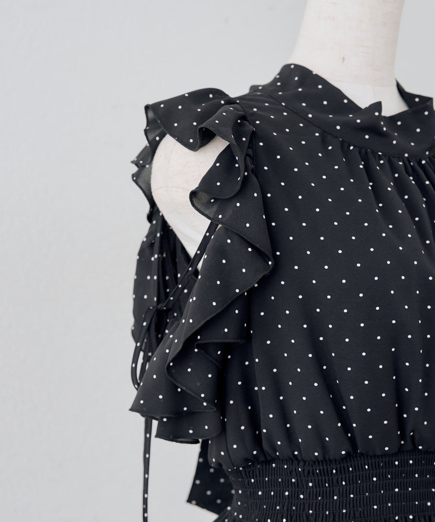 NICE CLAUP / OLIVE des OLIVE OUTLET(ナイスクラップ  / オリーブ デ オリーブ アウトレット) 【ANOTHER BRANCH】肩見せフリルブラウス