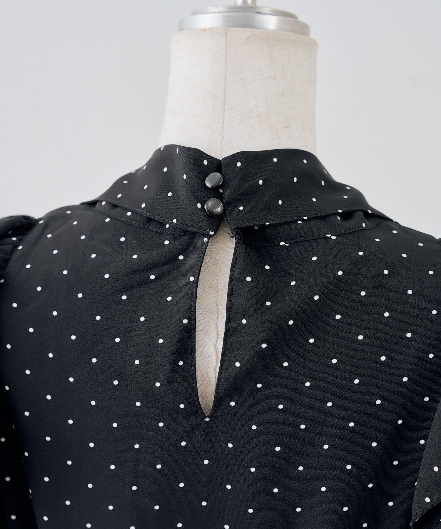 NICE CLAUP / OLIVE des OLIVE OUTLET(ナイスクラップ  / オリーブ デ オリーブ アウトレット) 【ANOTHER BRANCH】肩見せフリルブラウス