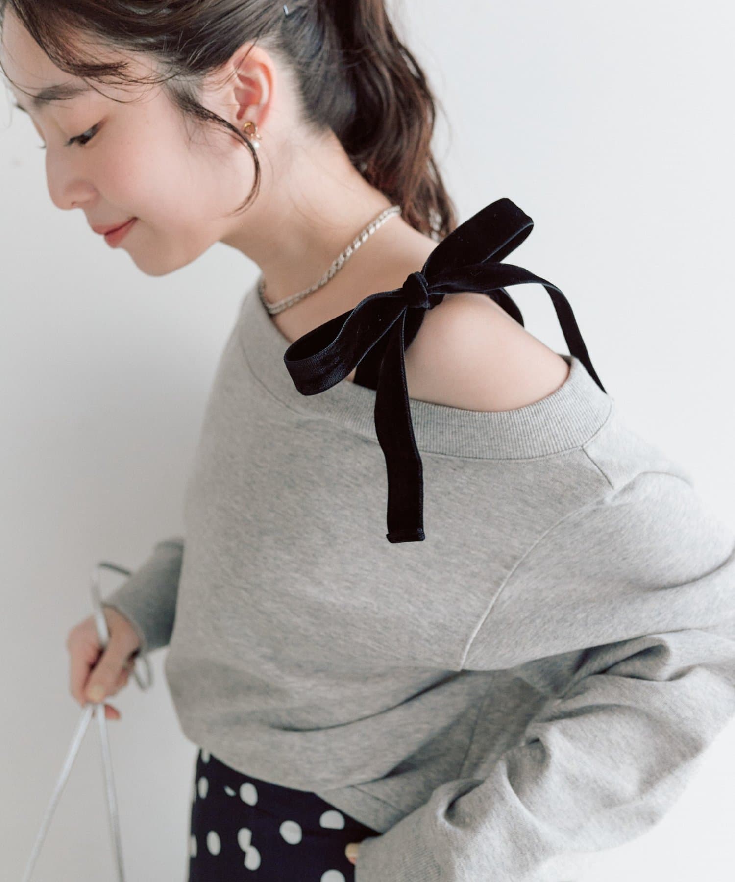 【新品未使用】LA BOUTIQUE BONBON オフショルダー ✨【完売品】 復刻】ミニ裏毛オフショルプルオーバー | La boutique BonBon(ラブ