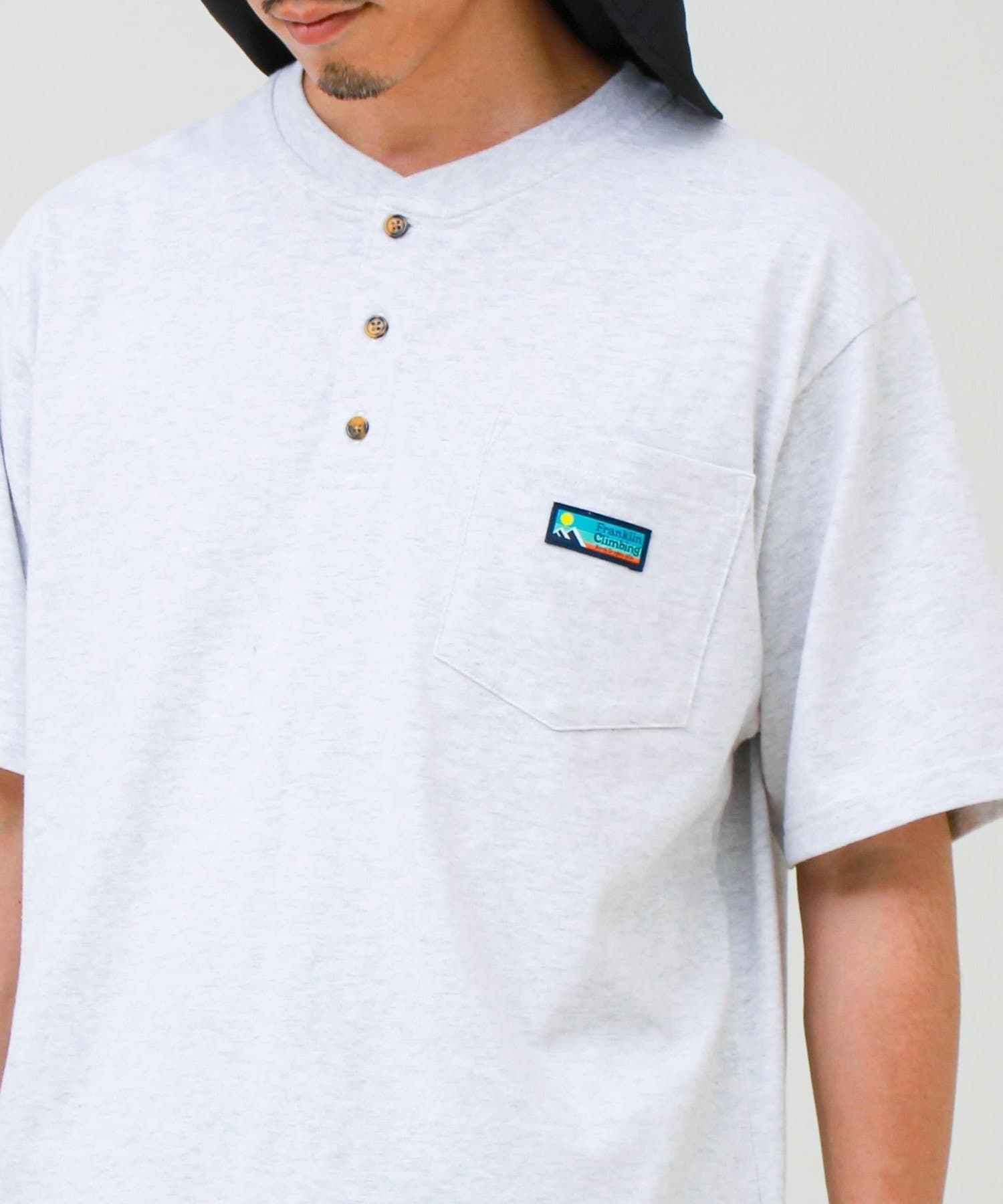 FREDY & GLOSTER(フレディ アンド グロスター) 【Franklin Climbing】ヘンリーネックラベルTシャツ